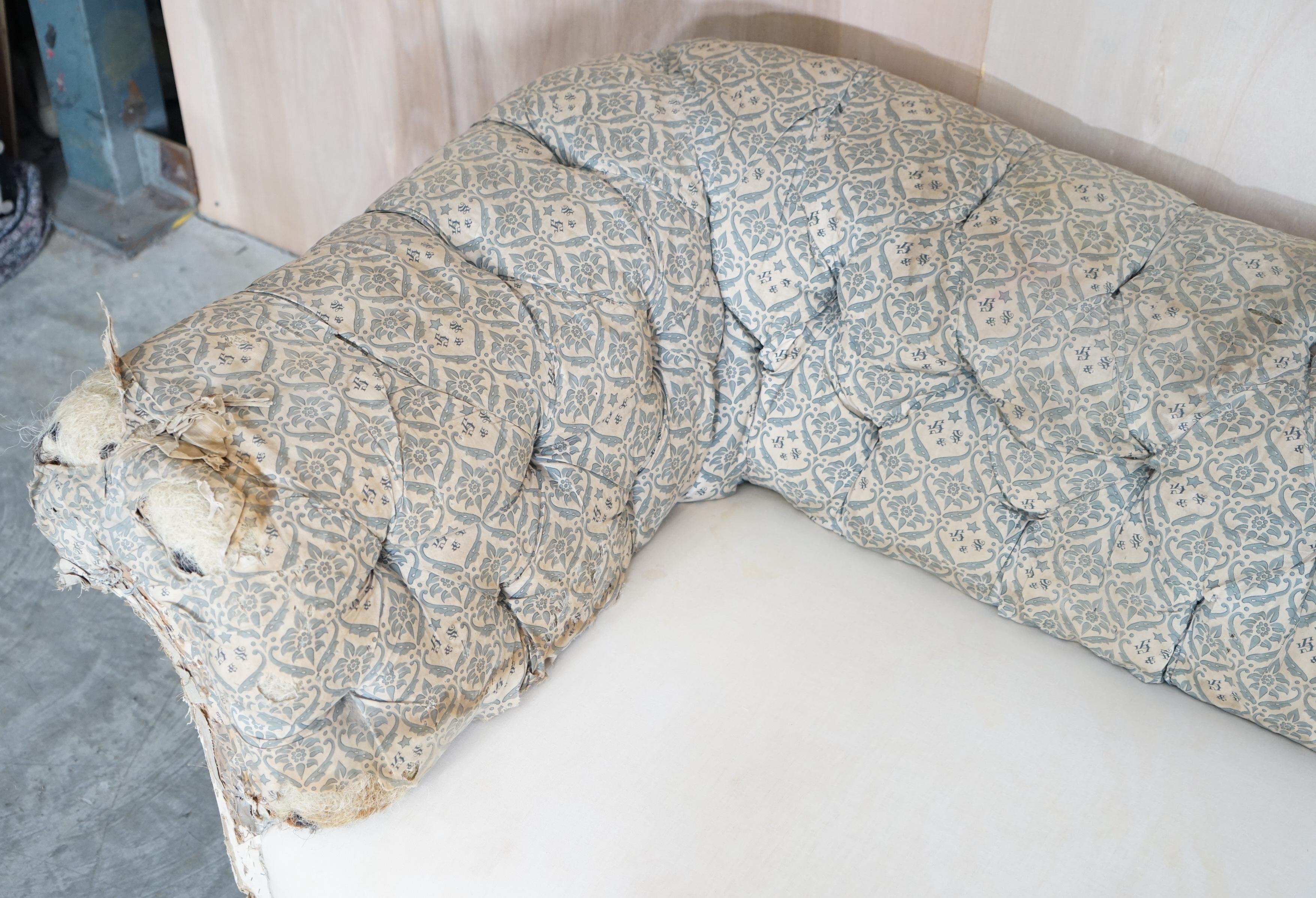 Antikes viktorianisches Howard & Son's Chesterfield Sofa Inc Stapelstoff im Angebot 5
