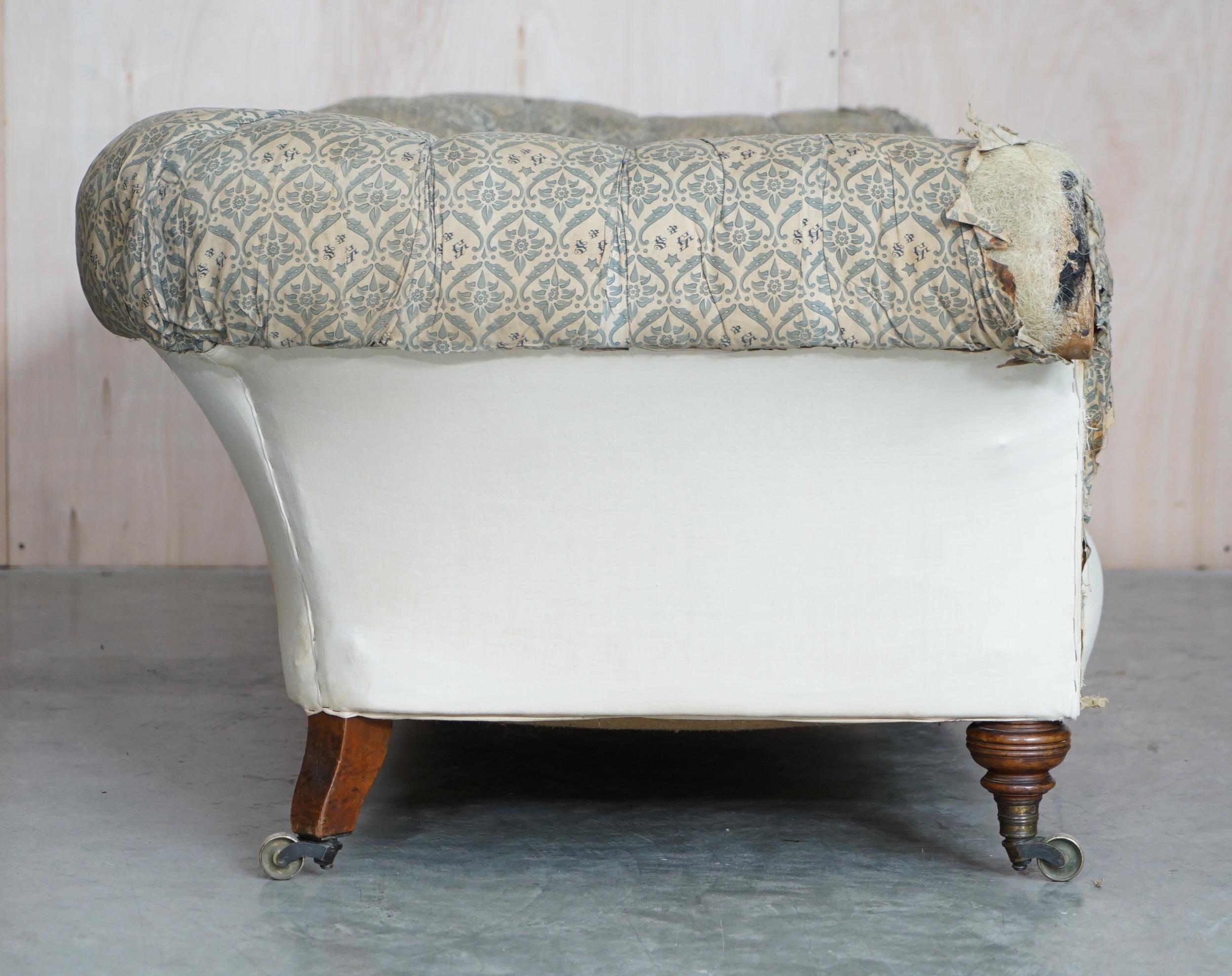 Antikes viktorianisches Howard & Son's Chesterfield Sofa Inc Stapelstoff im Angebot 6
