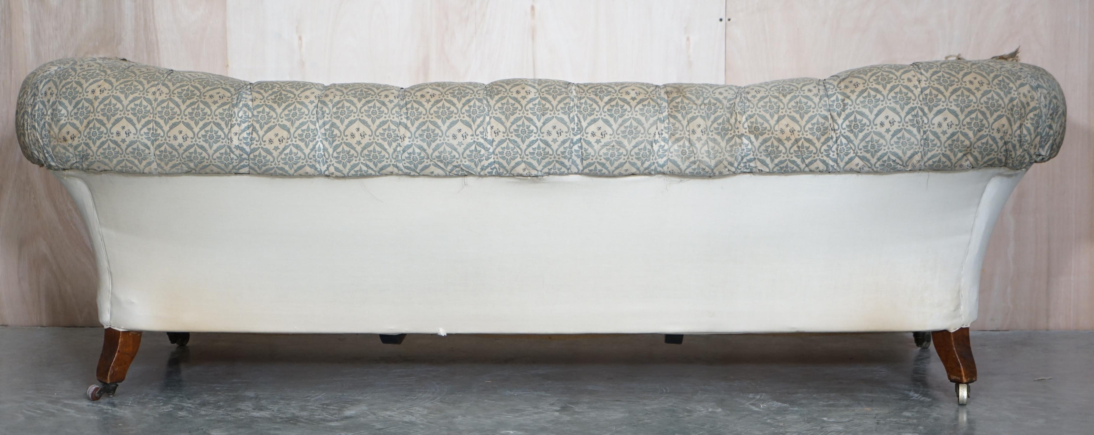 Antikes viktorianisches Howard & Son's Chesterfield Sofa Inc Stapelstoff im Angebot 7