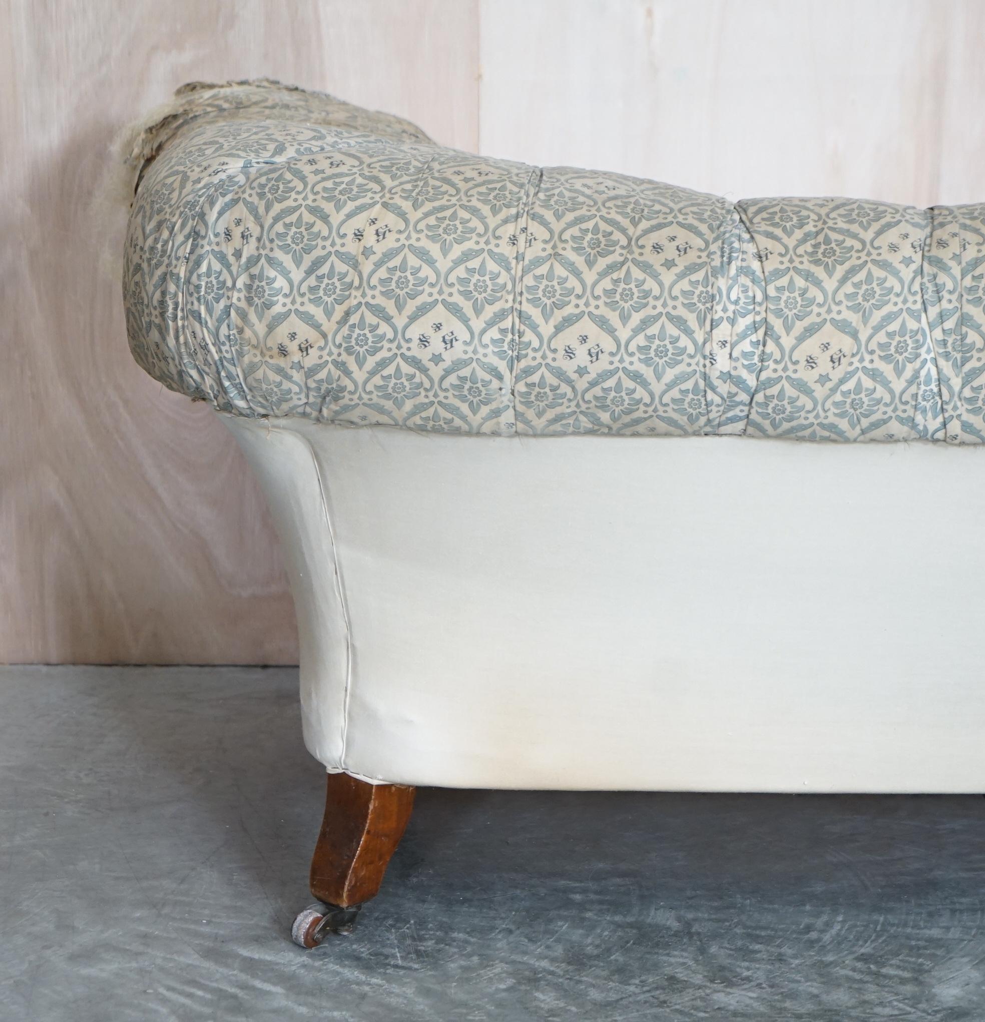Antikes viktorianisches Howard & Son's Chesterfield Sofa Inc Stapelstoff im Angebot 8