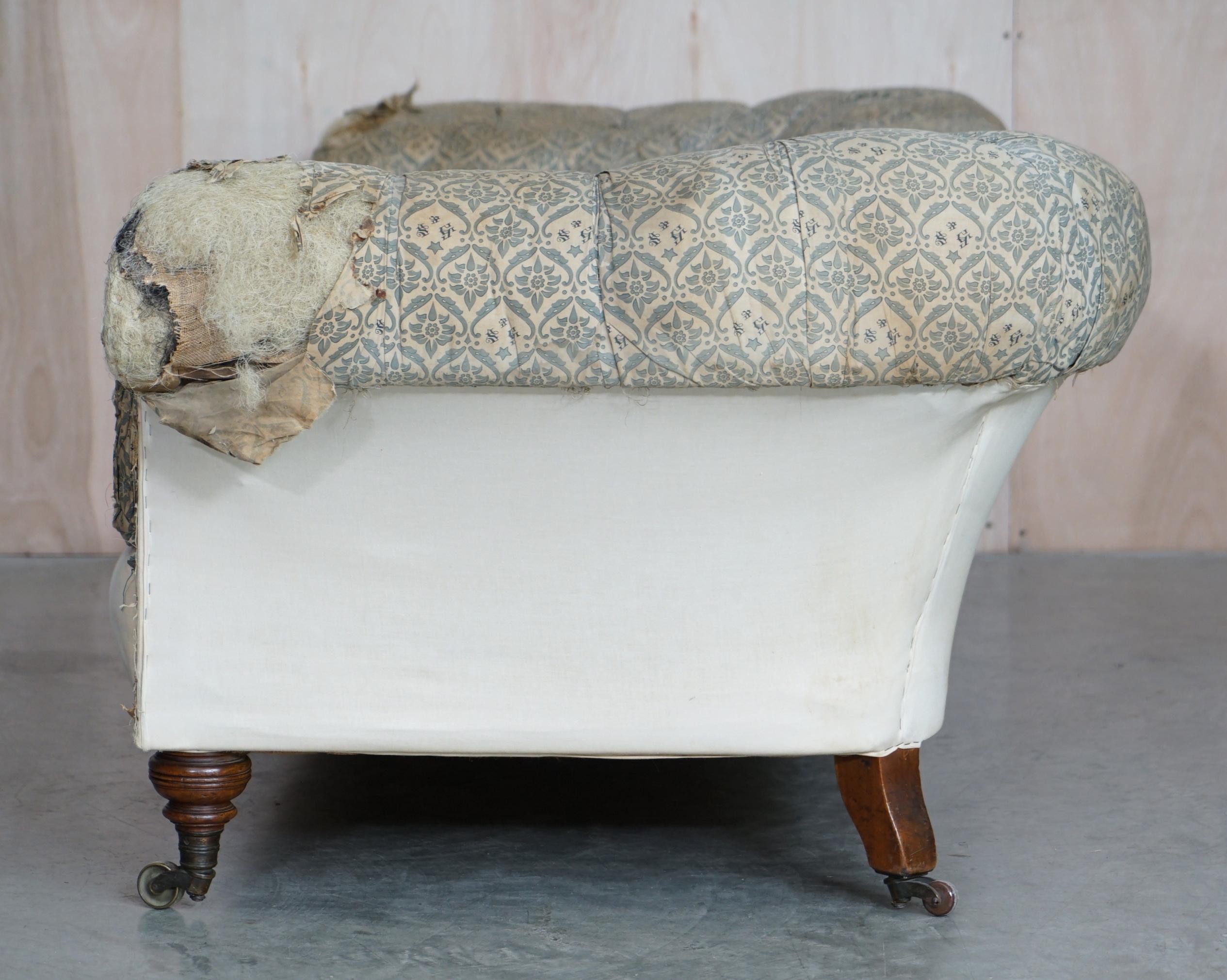 Antikes viktorianisches Howard & Son's Chesterfield Sofa Inc Stapelstoff im Angebot 9