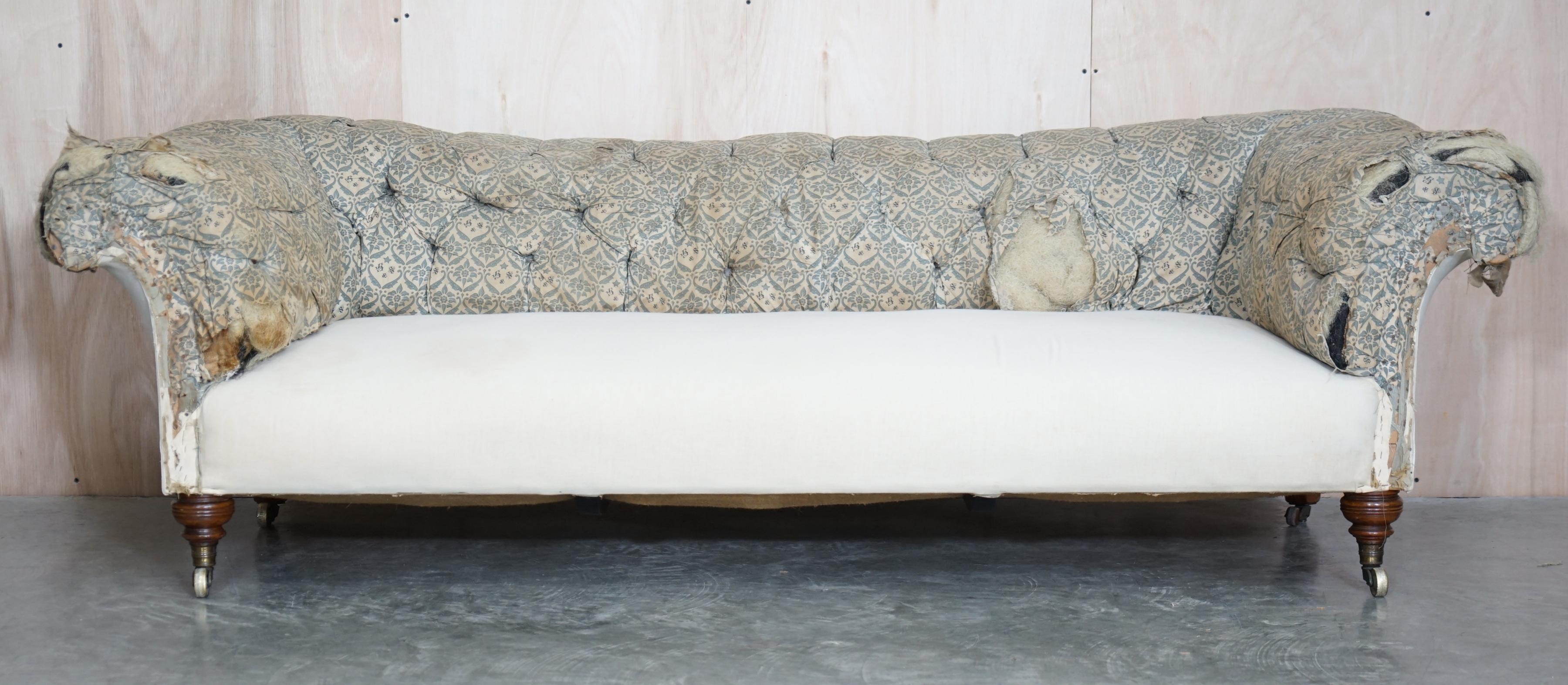 Wir freuen uns, ein sehr seltenes, originales viktorianisches Chesterfield-Sofa von Howard & Son aus der Zeit um 1860 mit dem originalen Inlettstoff und langen, eleganten, gedrechselten Beinen aus Nussbaumholz zum Verkauf anbieten zu können

Dies