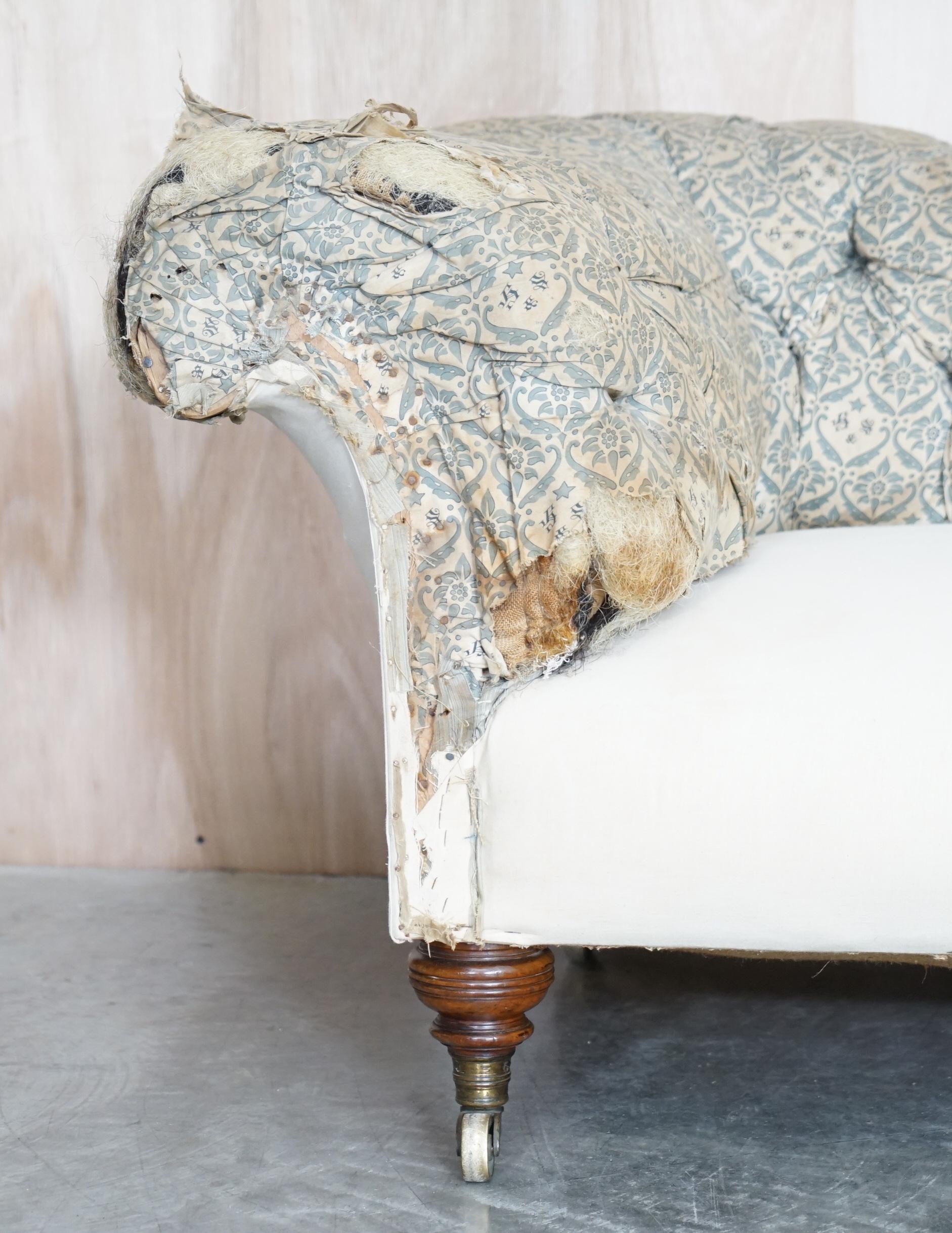 Antikes viktorianisches Howard & Son's Chesterfield Sofa Inc Stapelstoff (Hochviktorianisch) im Angebot