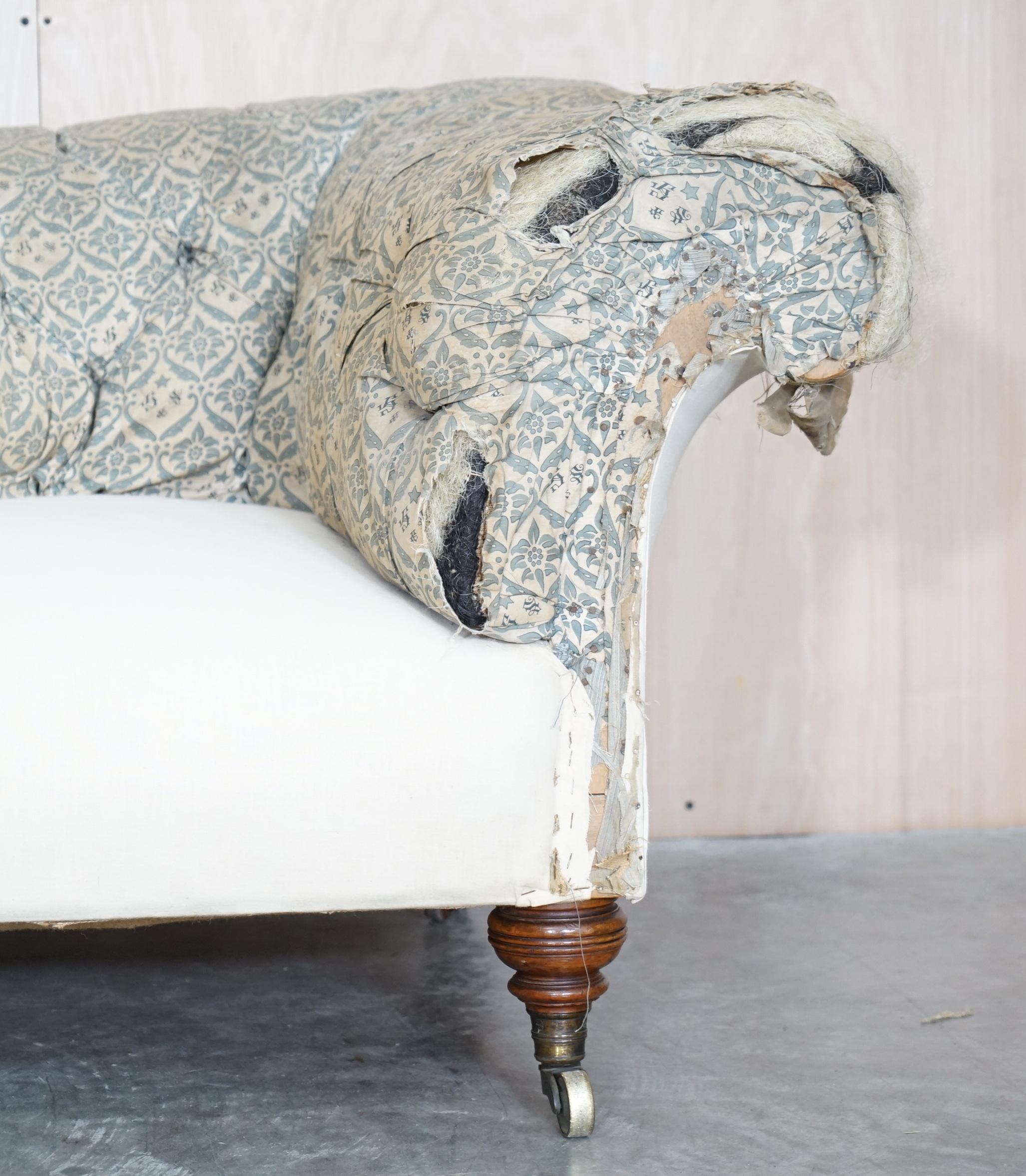 Antikes viktorianisches Howard & Son's Chesterfield Sofa Inc Stapelstoff (Englisch) im Angebot