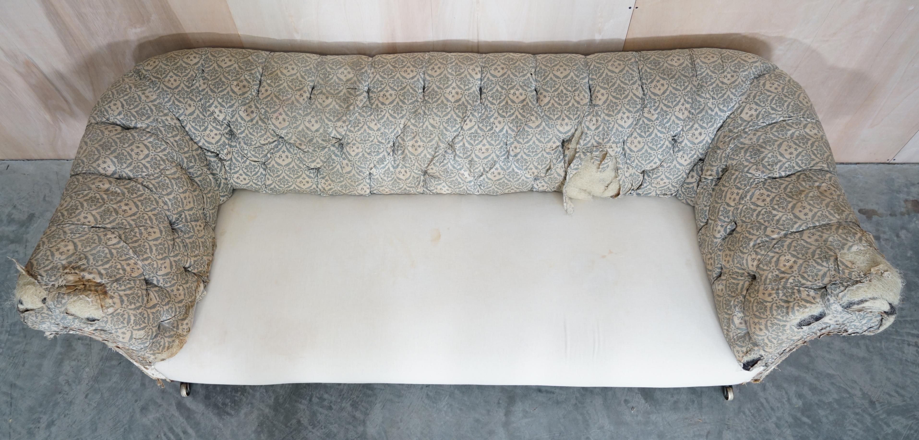 Antikes viktorianisches Howard & Son's Chesterfield Sofa Inc Stapelstoff im Angebot 3
