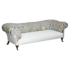 Importante divano Chesterfield antico vittoriano di Howard and Sons con tessuto a ticchettoni