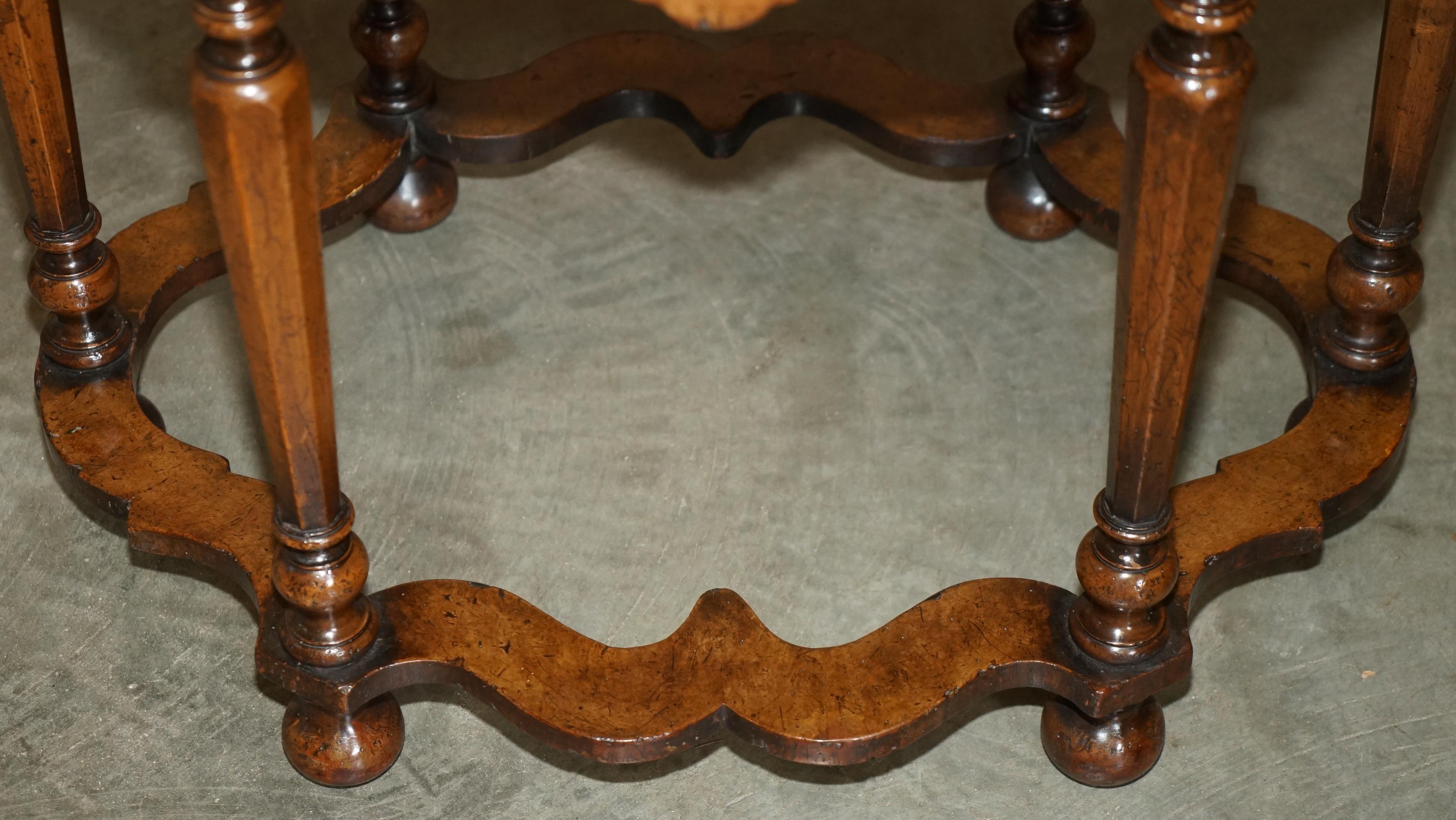 IMPORTANT ANTiQUE WILLIAM & MARY FULLY RESTORED SEAWEED MARQUETRY OVAL TABLE For Sale 5