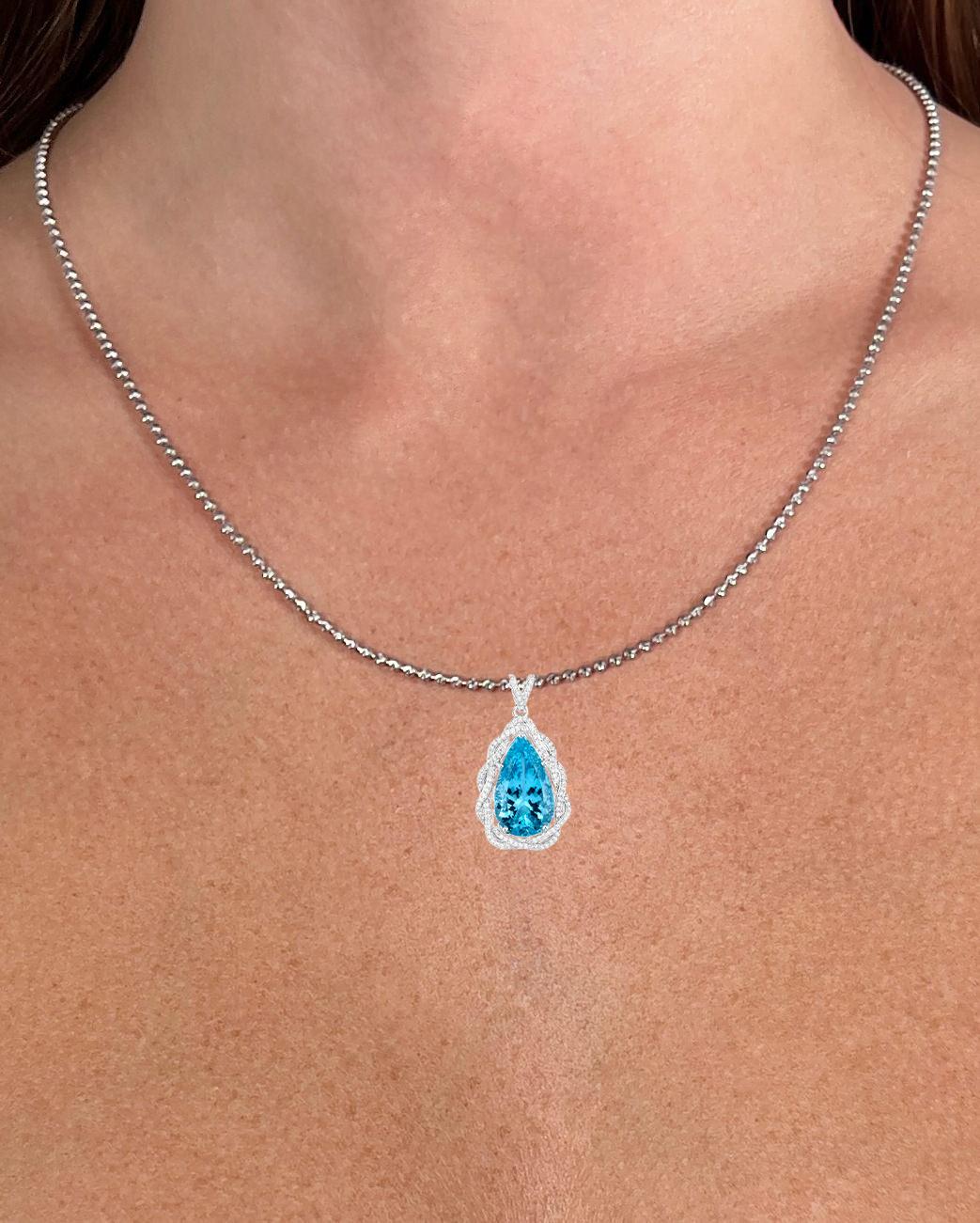 Contemporain Important collier pendentif aigue-marine avec diamants 11,90 carats et or 14 carats en vente