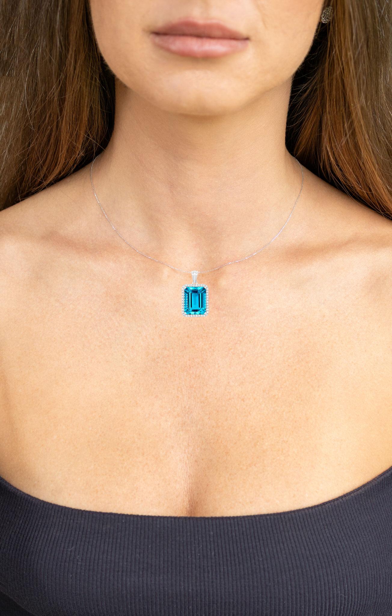 Contemporaneo Importante collana con ciondolo di acquamarina e diamanti 17,8 carati in oro 14K in vendita
