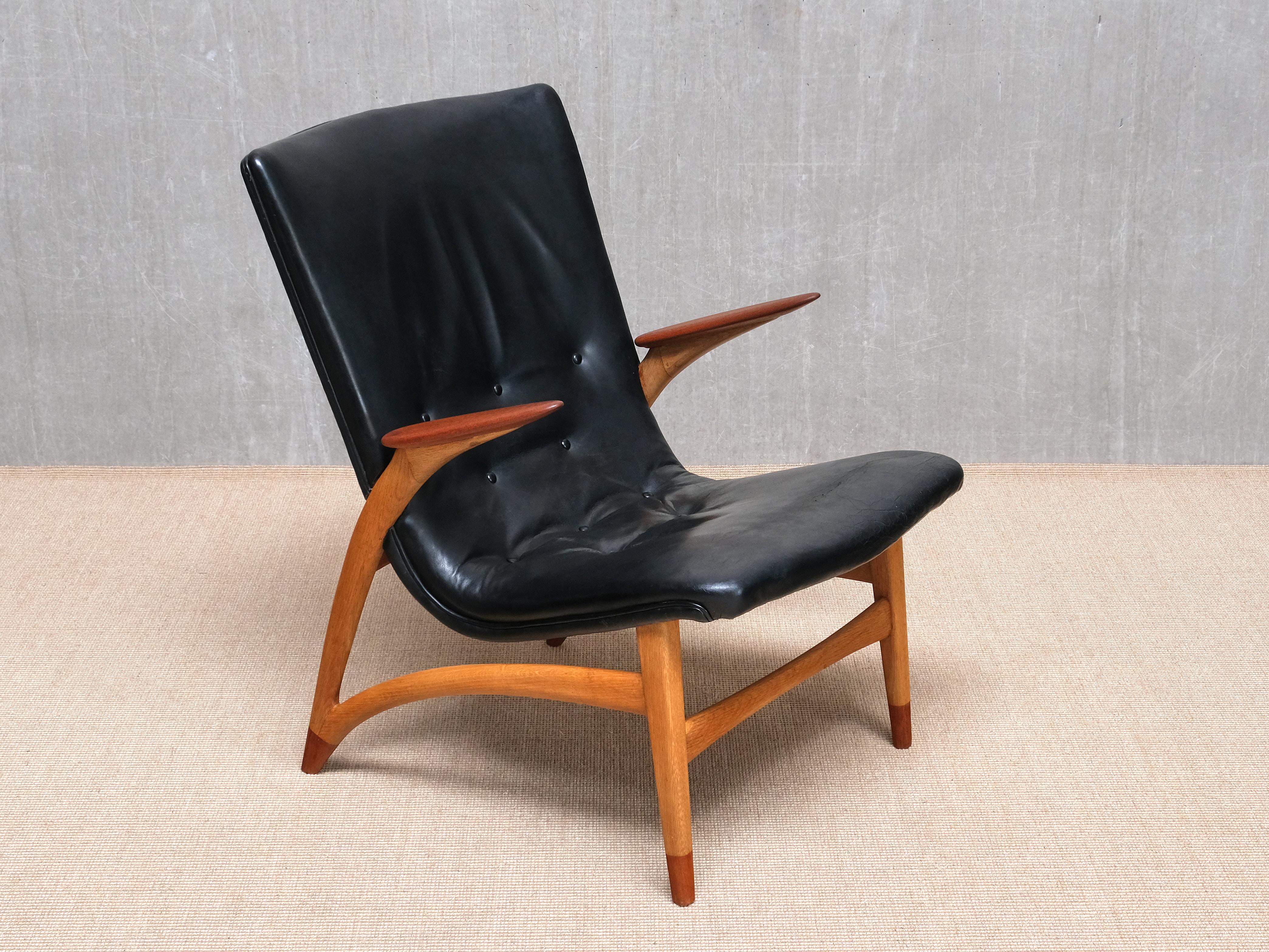 Dieser außergewöhnlich seltene Sessel wurde von Arne Hovmand-Olsen entworfen und von J.L. produziert. Møllers Møbelfabrik in Aarhus, Dänemark. Das Modell Nr. 50 wurde erstmals 1952 auf der Fredericia Möbelmesse vorgestellt. Es wurde nur in sehr