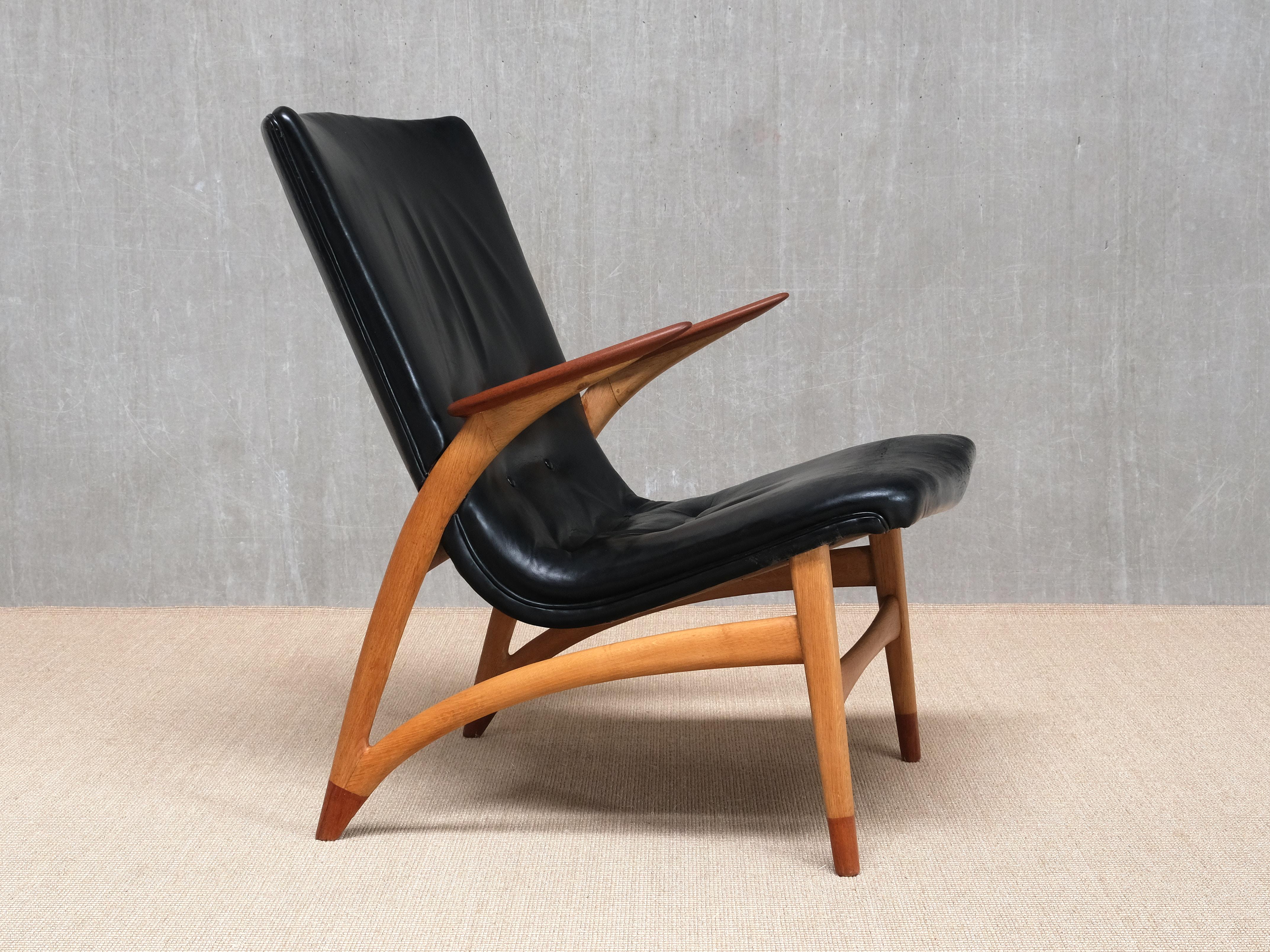 Wichtiger Arne Hovmand-Olsen Sessel in schwarzem Leder, Eiche, Teak, Dänemark, 1952 (Moderne der Mitte des Jahrhunderts) im Angebot