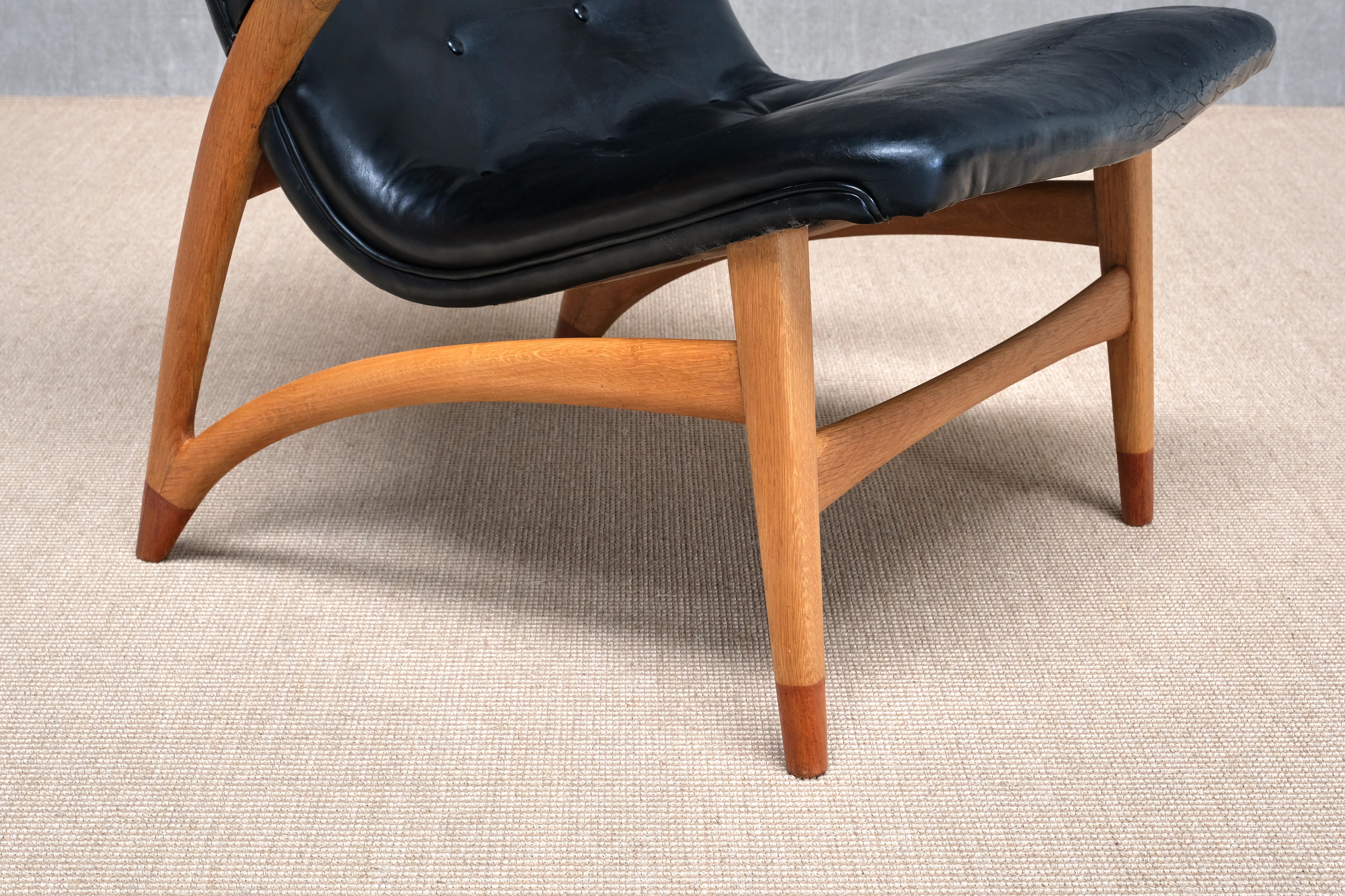 Wichtiger Arne Hovmand-Olsen Sessel in schwarzem Leder, Eiche, Teak, Dänemark, 1952 (Dänisch) im Angebot