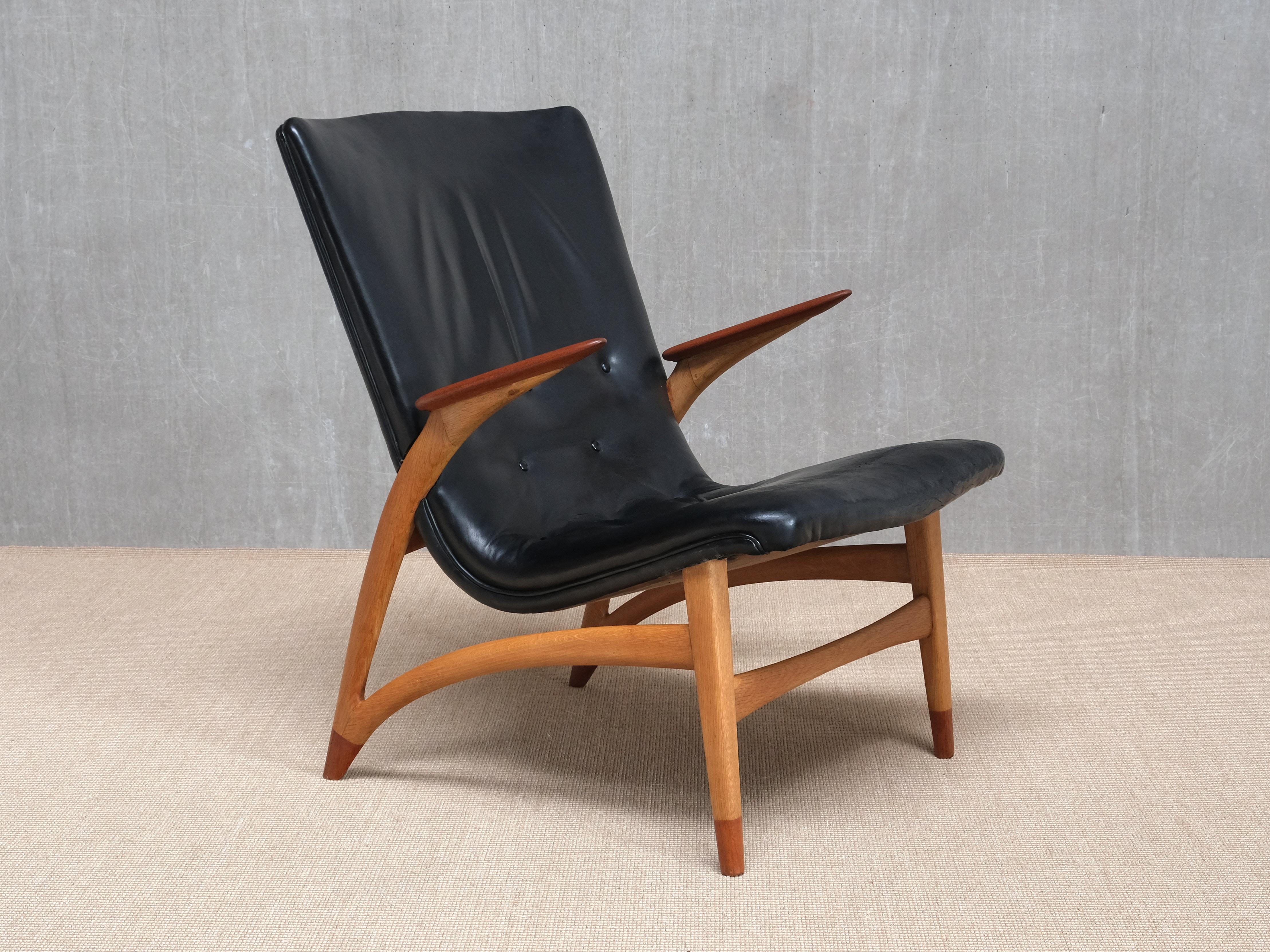 Wichtiger Arne Hovmand-Olsen Sessel in schwarzem Leder, Eiche, Teak, Dänemark, 1952 (Mitte des 20. Jahrhunderts) im Angebot