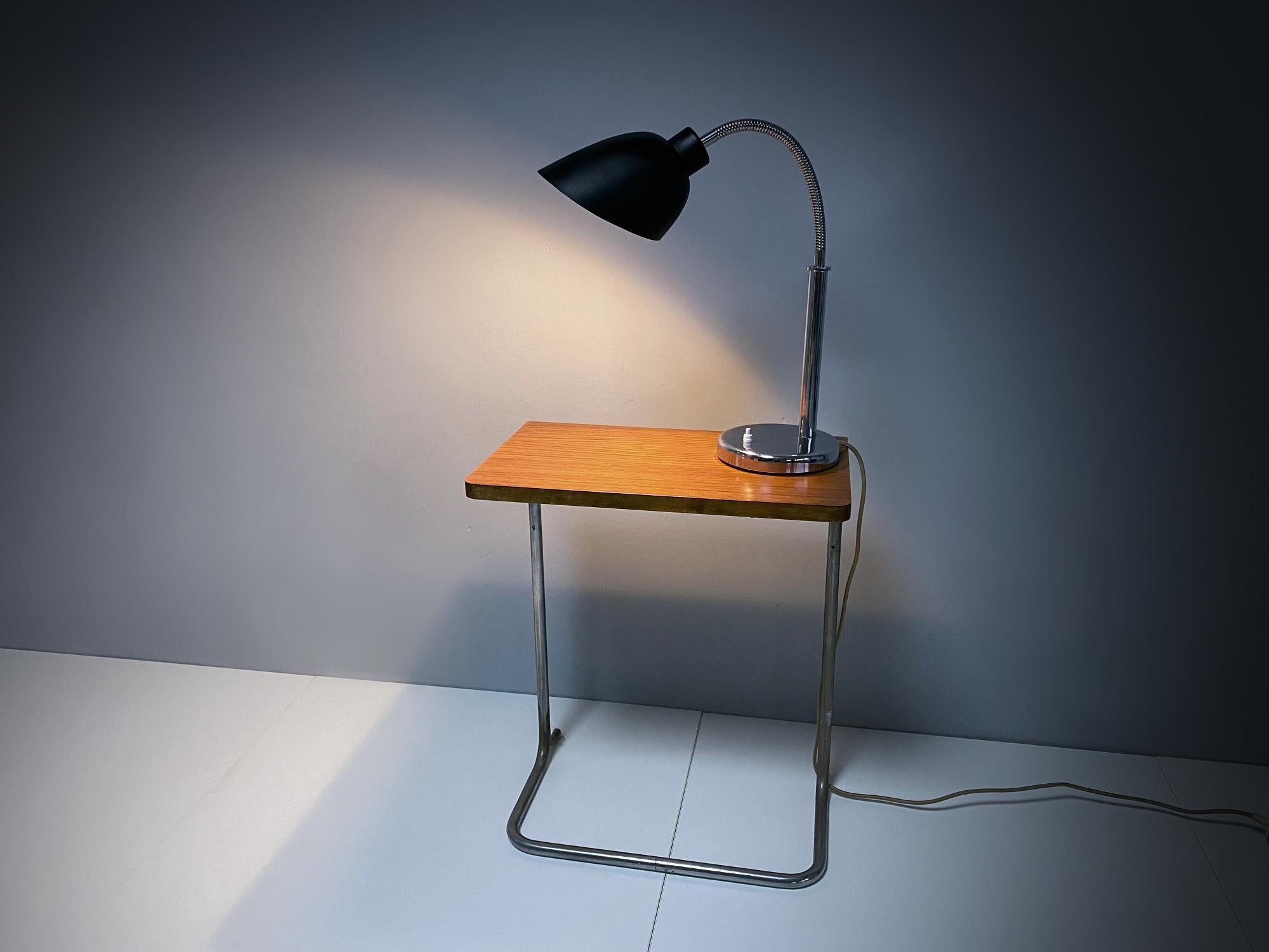 Modernistische Arne Jacobsen AJ8-Tischlampe, 1920er Jahre im Angebot 2