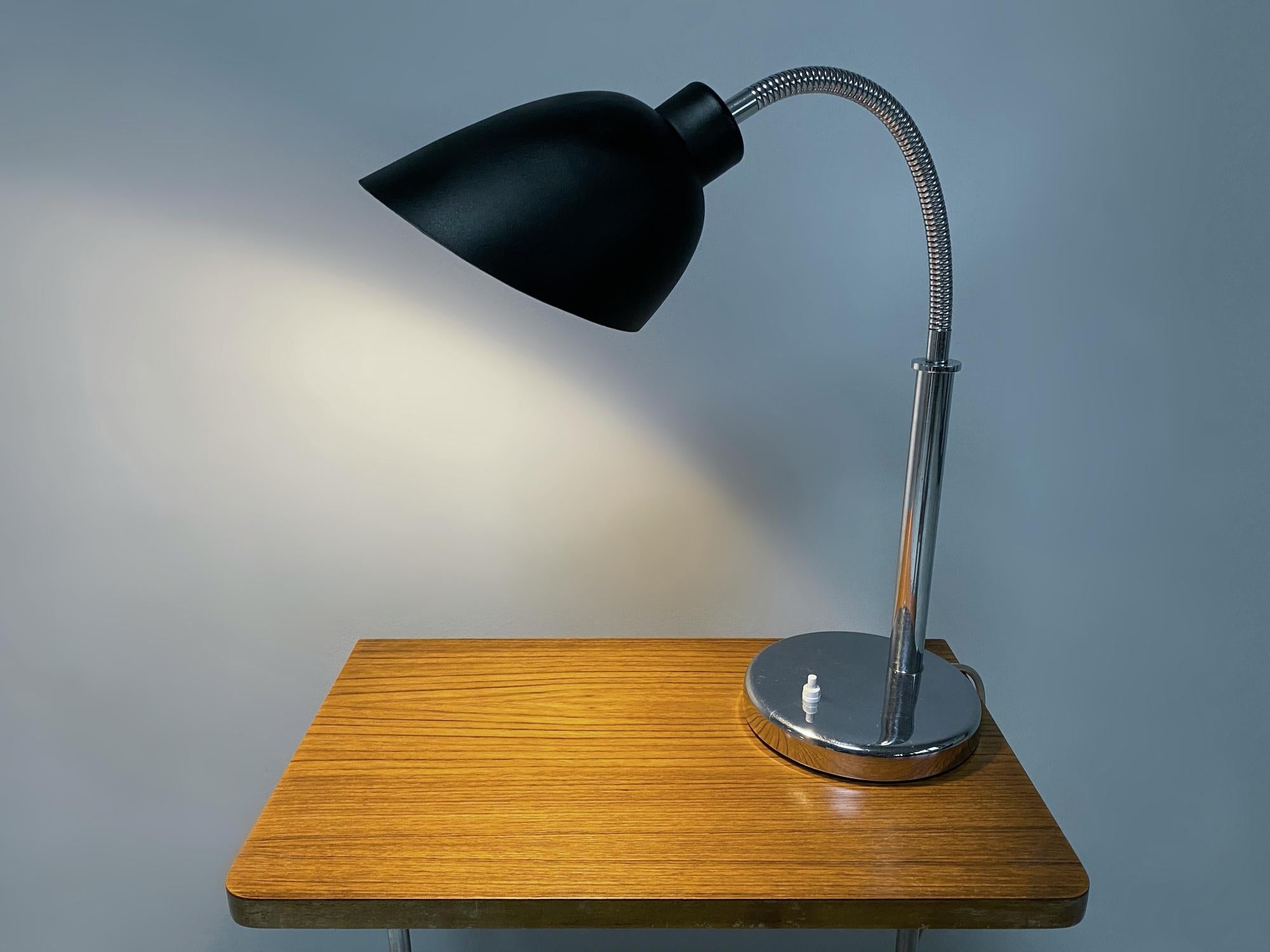 Modernistische Arne Jacobsen AJ8-Tischlampe, 1920er Jahre (Bauhaus) im Angebot