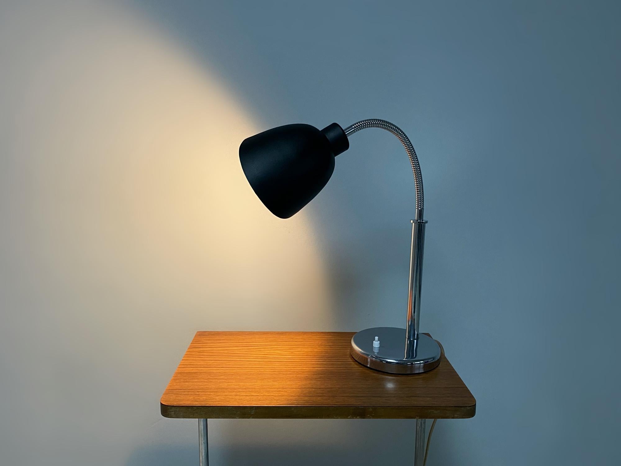 Modernistische Arne Jacobsen AJ8-Tischlampe, 1920er Jahre (Beschichtet) im Angebot