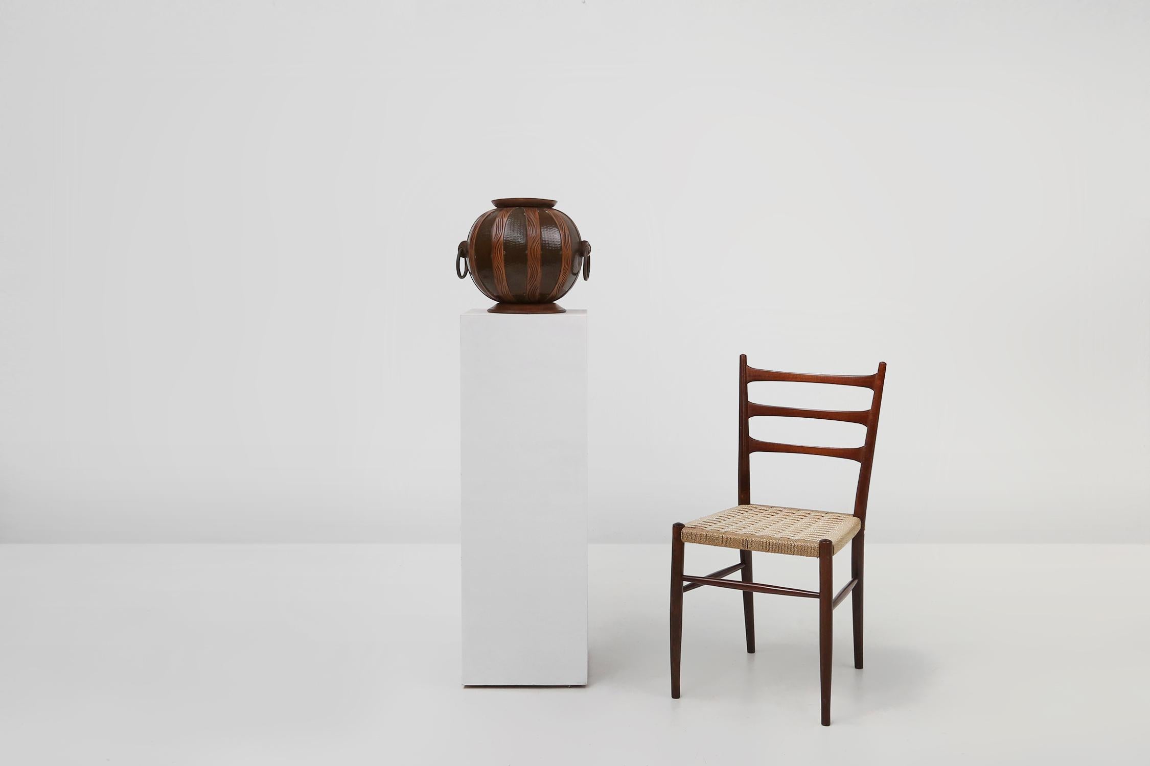 Bélgica / 1920 / jarrón / roble, cobre / Gustave Surrurier-Bovy / Art Nouveau

Precioso jarrón Art Déco de Gustave Serrurier-Bovy (1858-1910), Bélgica, hacia 1920. Una latonería de láminas de cobre martillado alternadas con tiras de madera curvada y