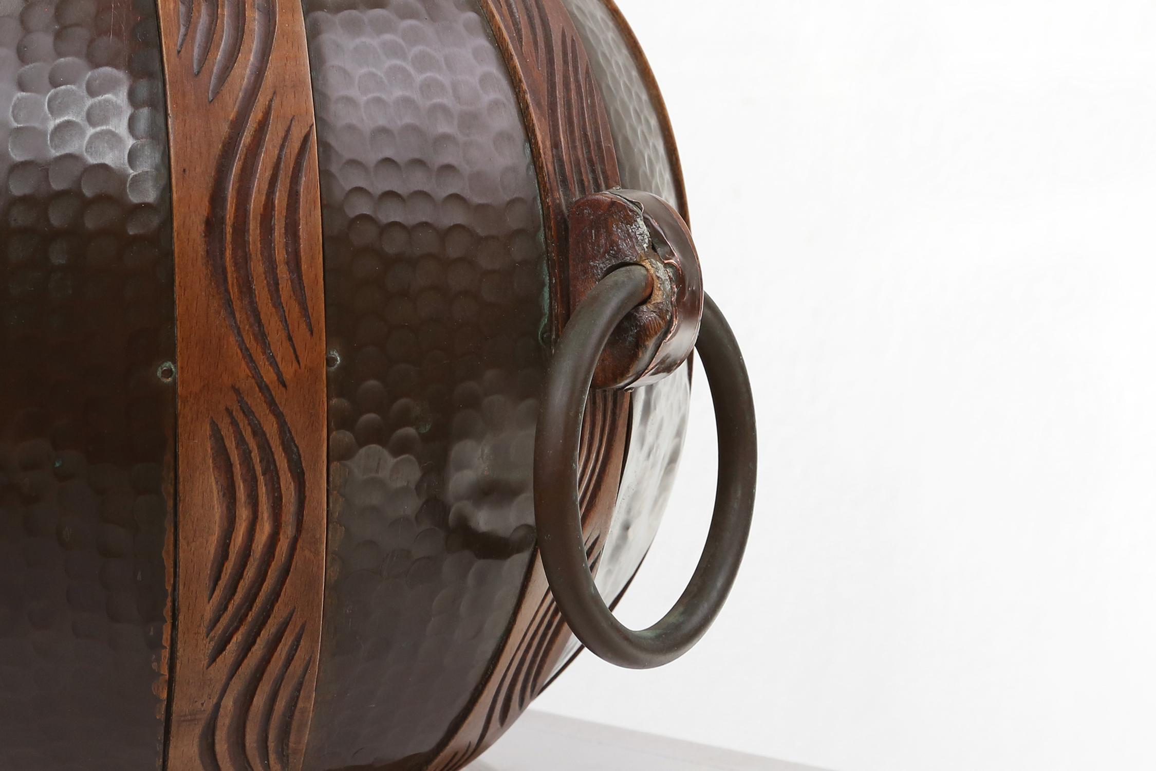 Importante jarrón bola Art Déco de Gustave Surrurier-Bovy, Bélgica ca. 1920 Cobre en venta