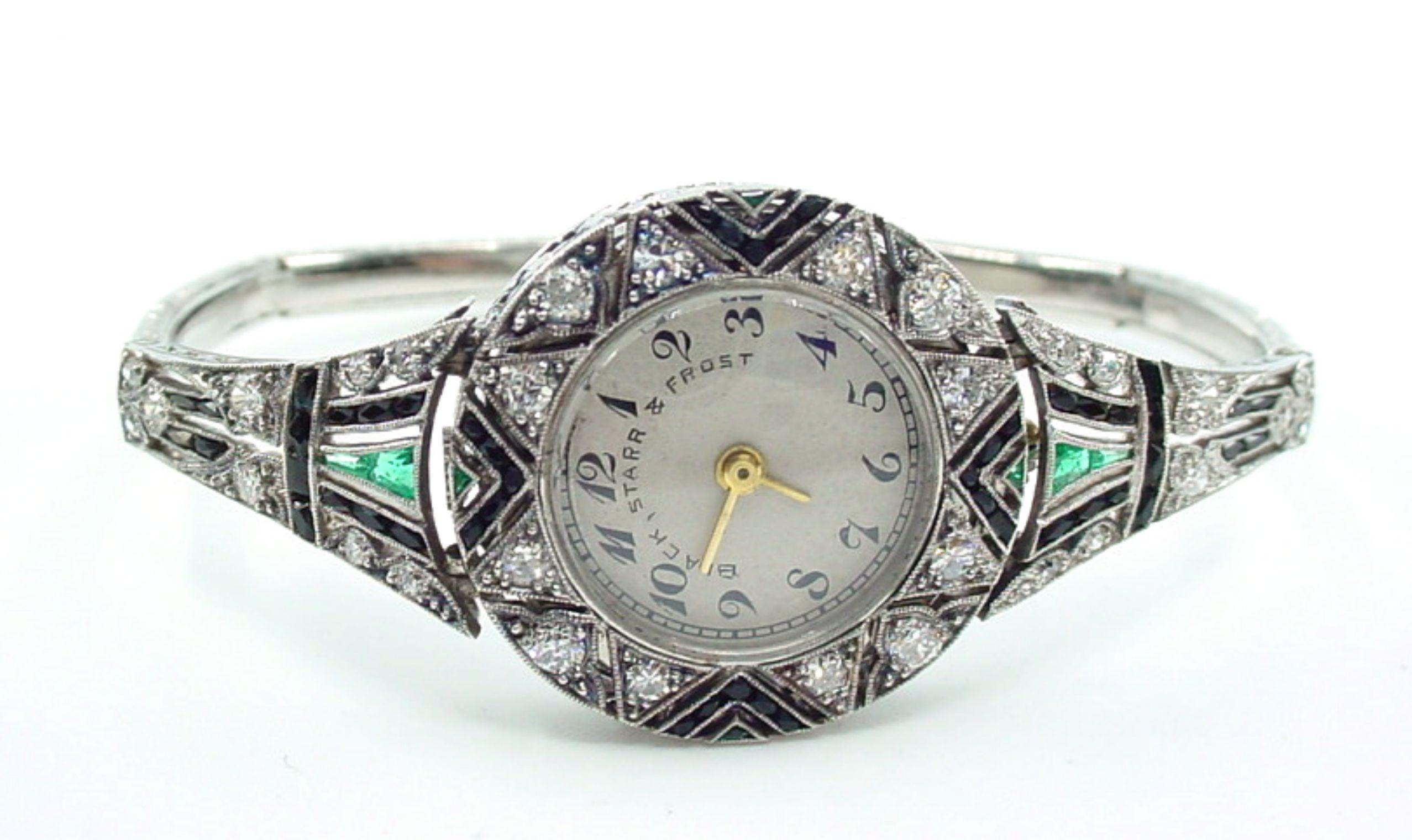 Superb~

In splendid condition, this bracelet watch features calibre cut onyx, earth-mine emeralds, and sparkling diamond housed in an engraved platinum setting.

Please review the details of this extraordinary example:

CASE
Brand: Black, Starr and
