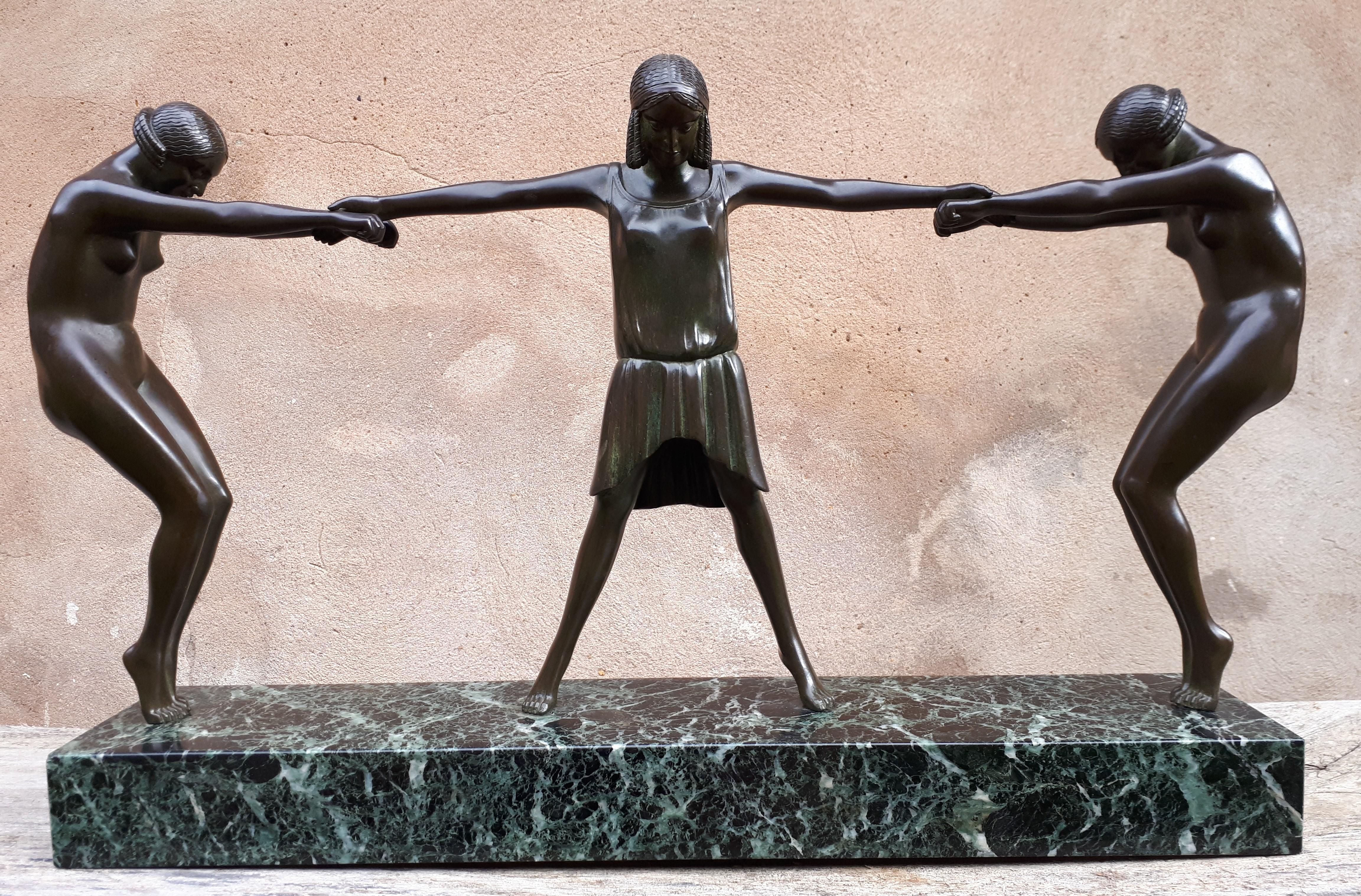Importante sculpture en bronze à patine vert-brun représentant trois grâces.
Le marbre peut ne pas être d'origine, d'où l'absence de signature.
Fonte de qualité supérieure, ancienne édition.
France, datant d'environ 1925.