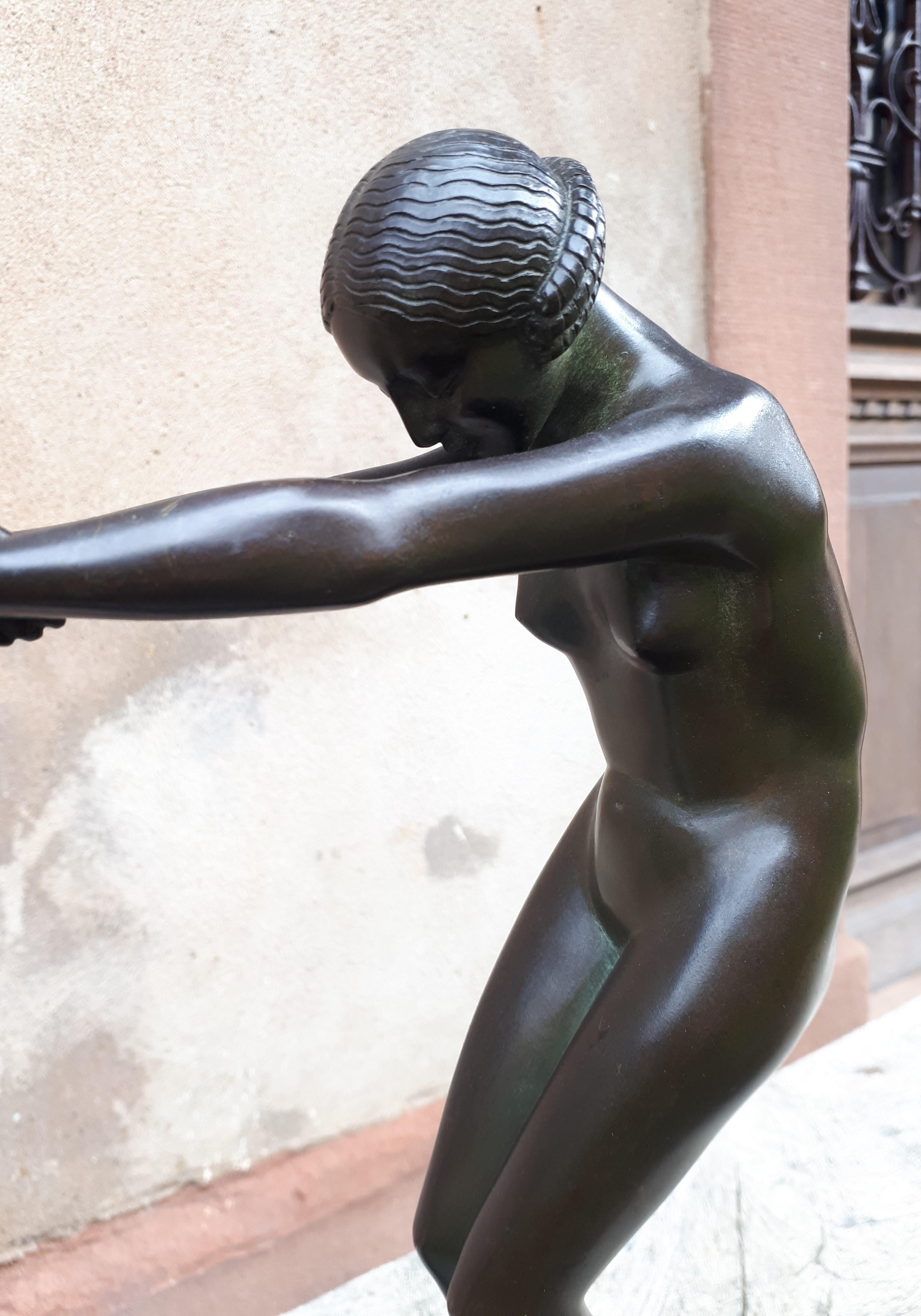 Patiné Importante sculpture Art Déco en bronze, de Claire Jeanne Roberte Colinet en vente
