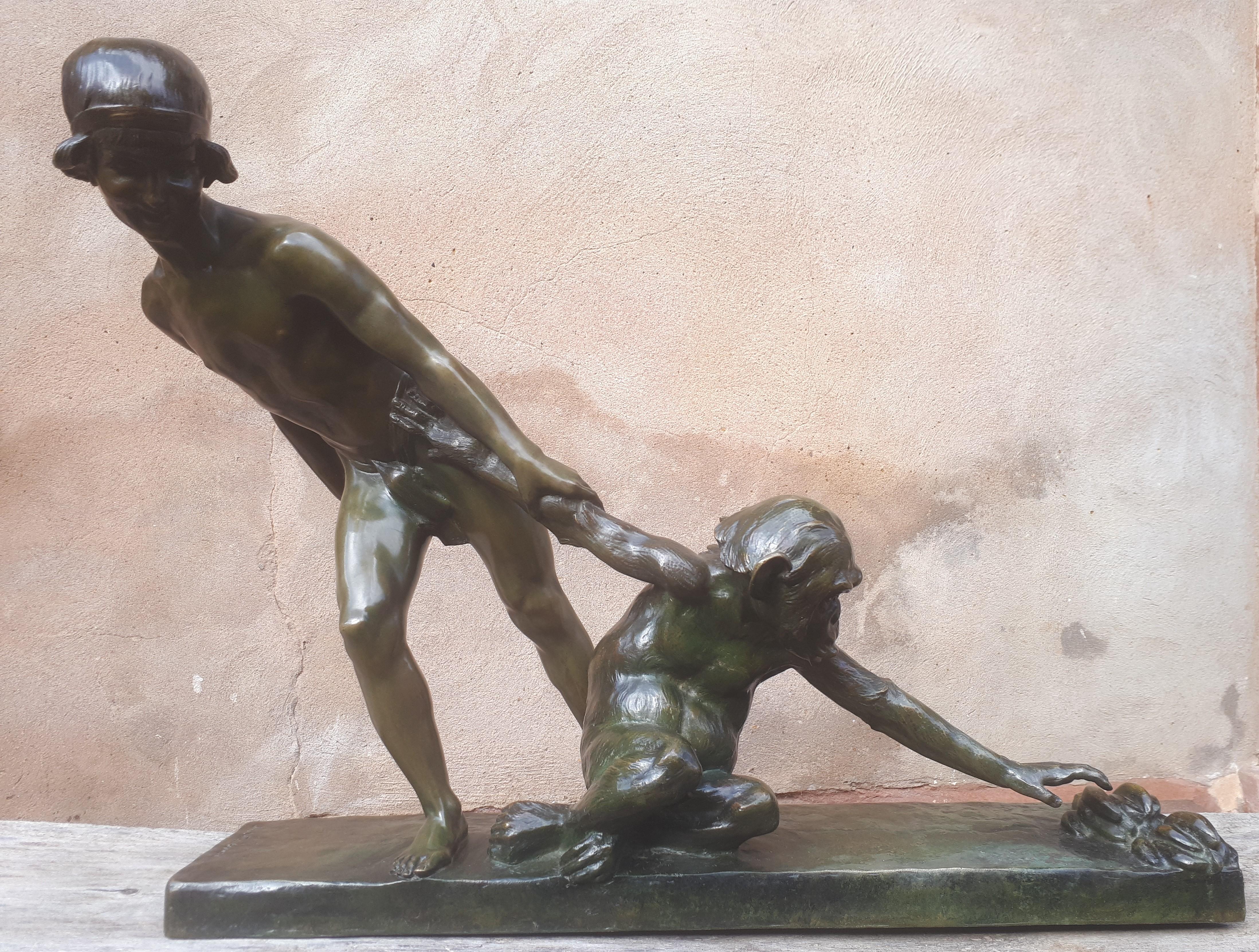 Seltene und wichtige große Bronze mit grüner Patina mit braunen Nuancen, die einen jungen Mann darstellt, der seinen Schimpansen am Arm zieht, damit er nicht nach den beiden Bananenhänden greift, die auf dem Boden liegen.
Eine dynamische Skulptur