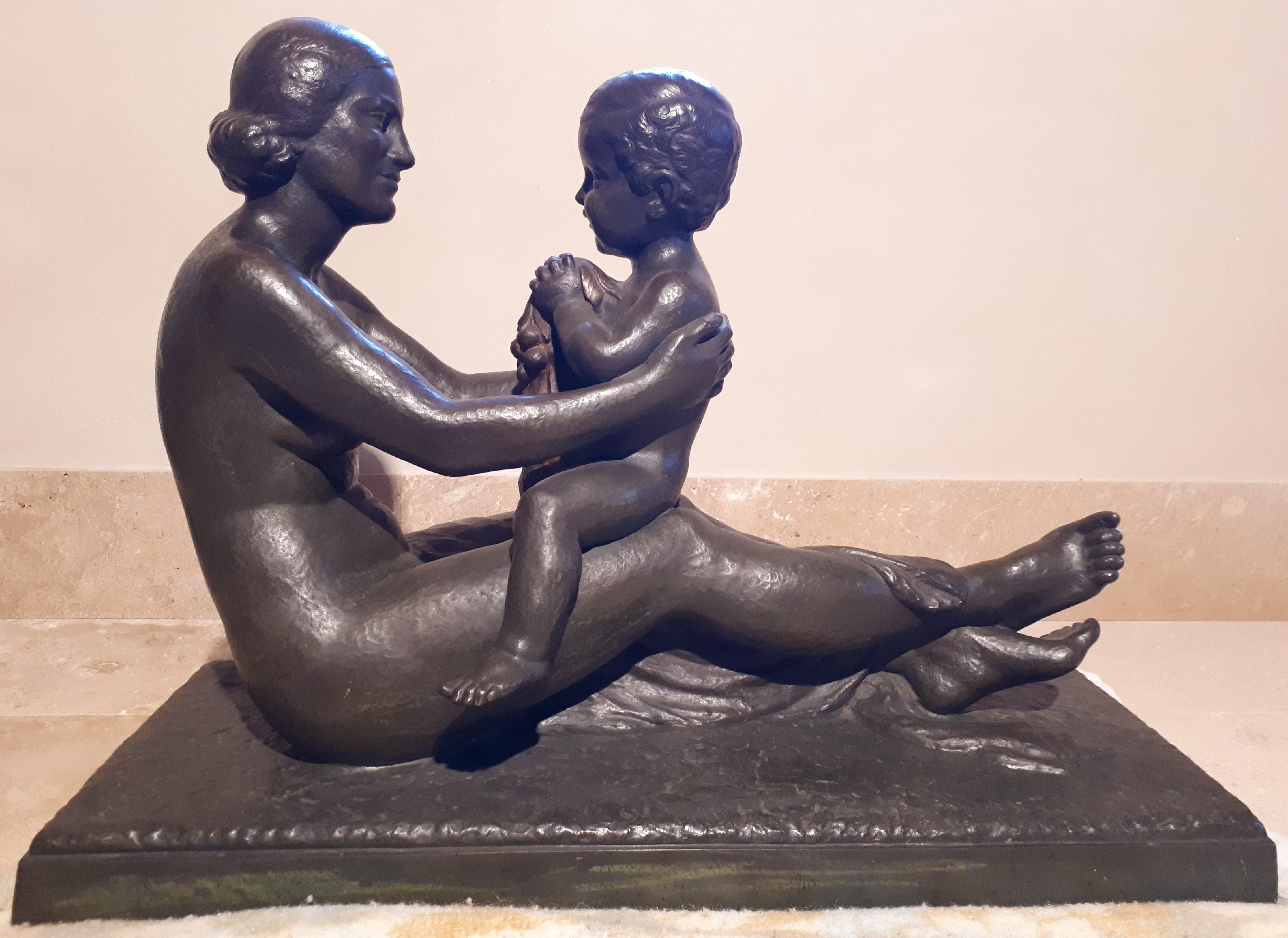 Important bronze sculpture with a green-brown patina representing a mother holding her child on her knees.
Signed 