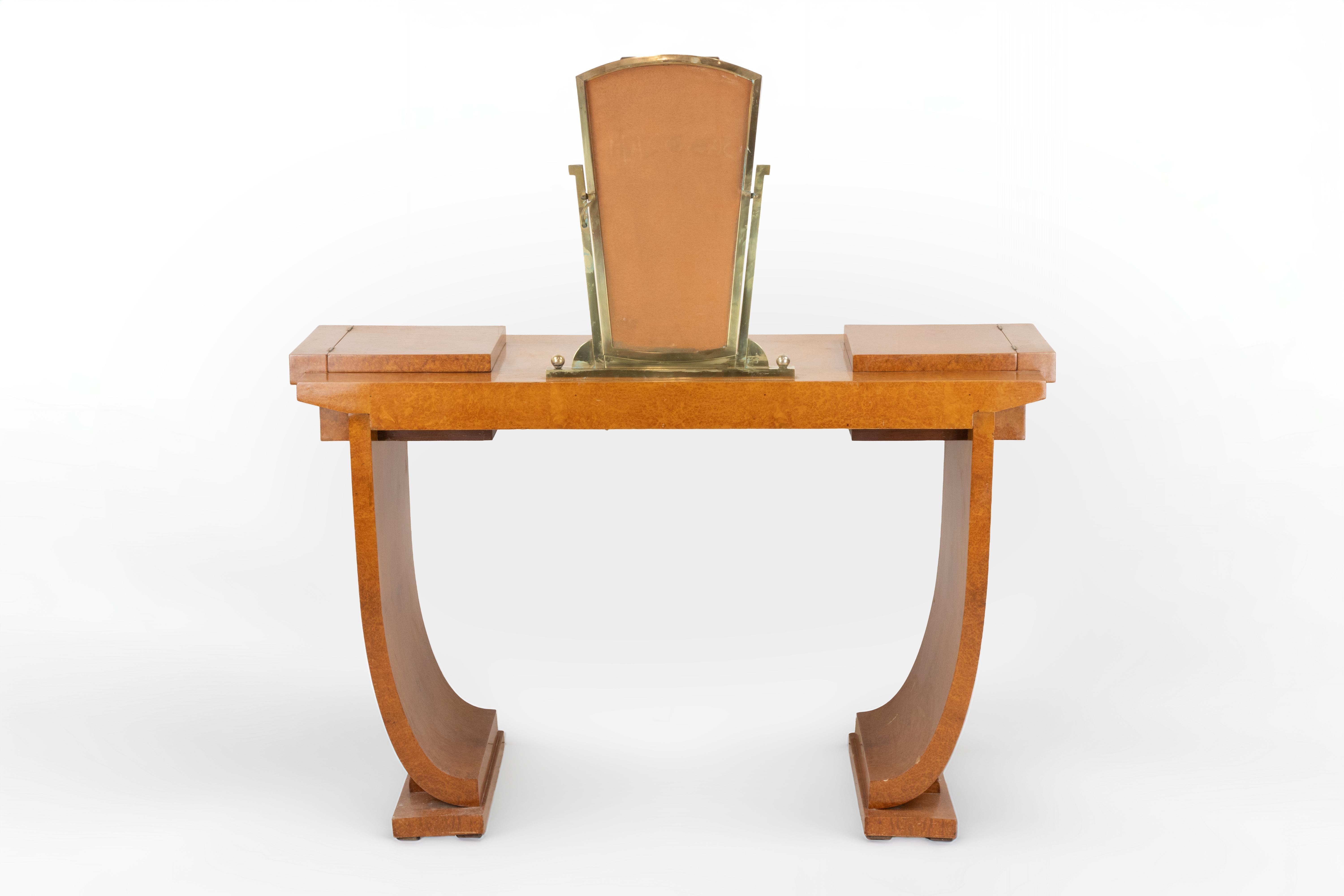 Un'eccezionale e precoce console Art Decor di Jules Leleu, risalente ai primi anni '20 - un periodo che segna il pieno emergere dello stile decorativo maturo di Leleu. Presentata in un periodo in cui il modernismo francese stava definendo il suo