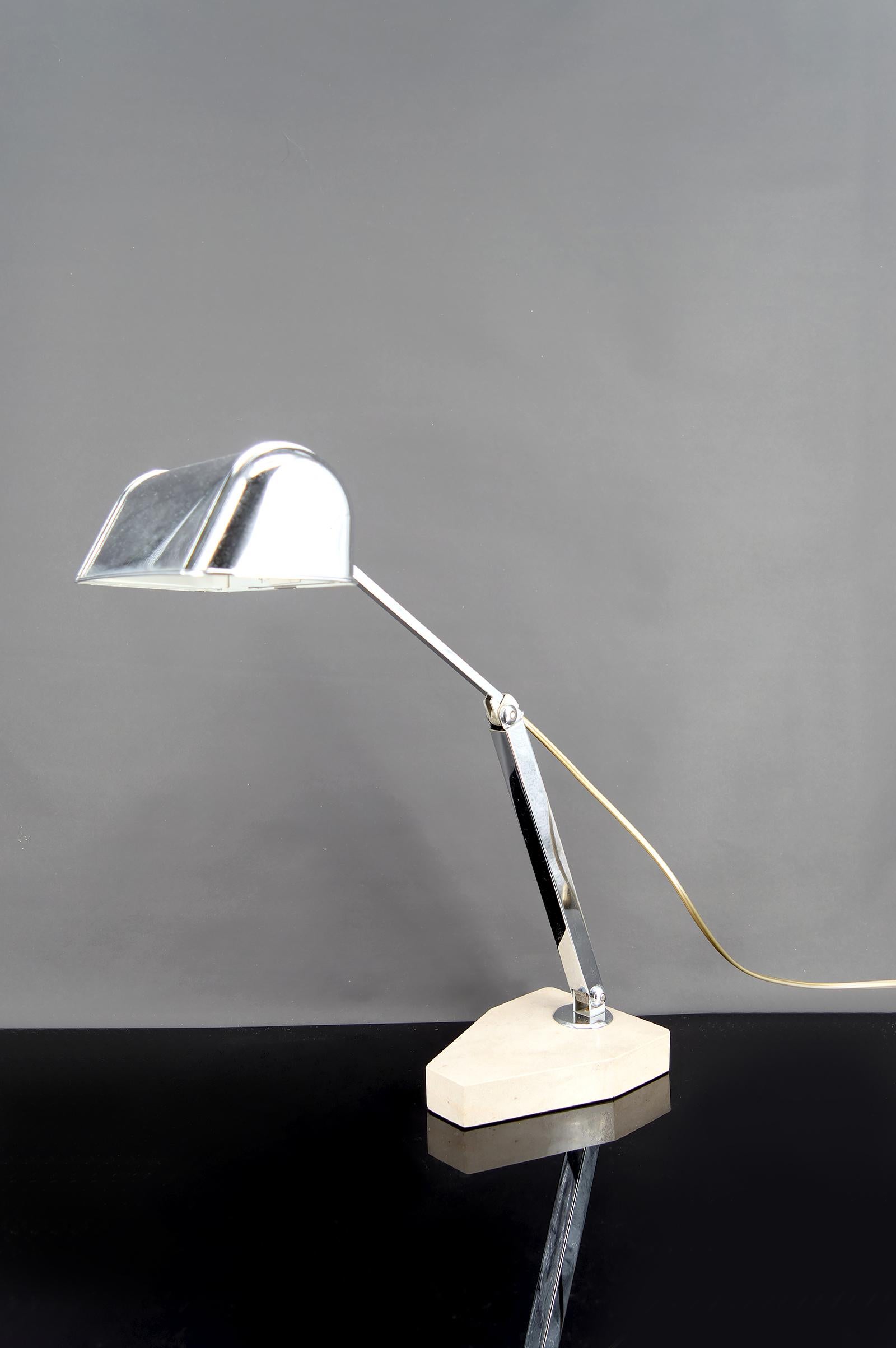 Importante lampada da scrivania Art Deco, cromo, alluminio e marmo, design modernista, Francia, Circa 1930

Eleganza per i tuoi interni con questa eccezionale lampada da tavolo Art Déco di notevole eleganza, creata in Francia intorno al 1930. 

Una