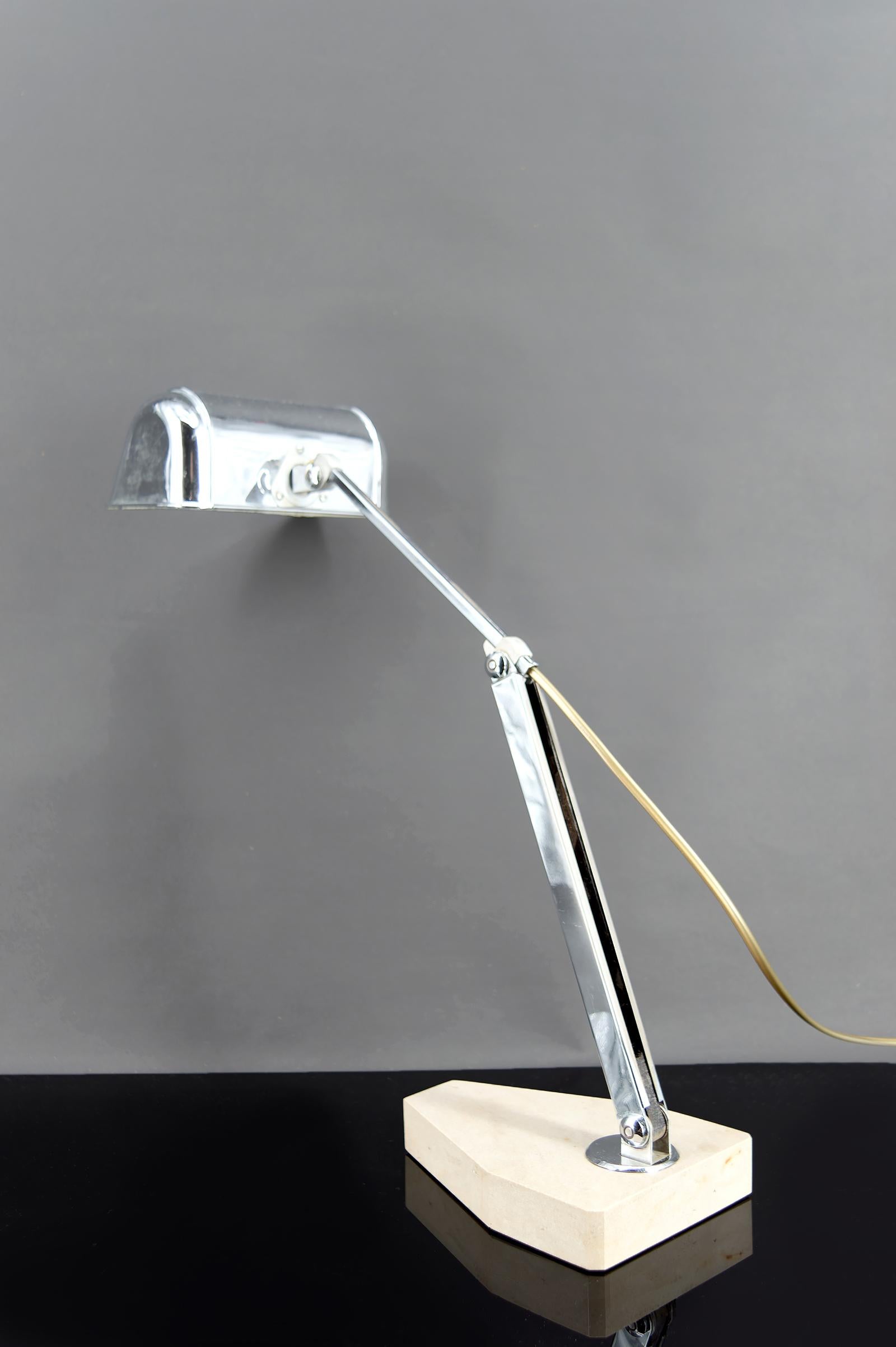 Francese Importante lampada da scrivania Art Deco, cromo, alluminio e marmo, design modernista 1930 in vendita