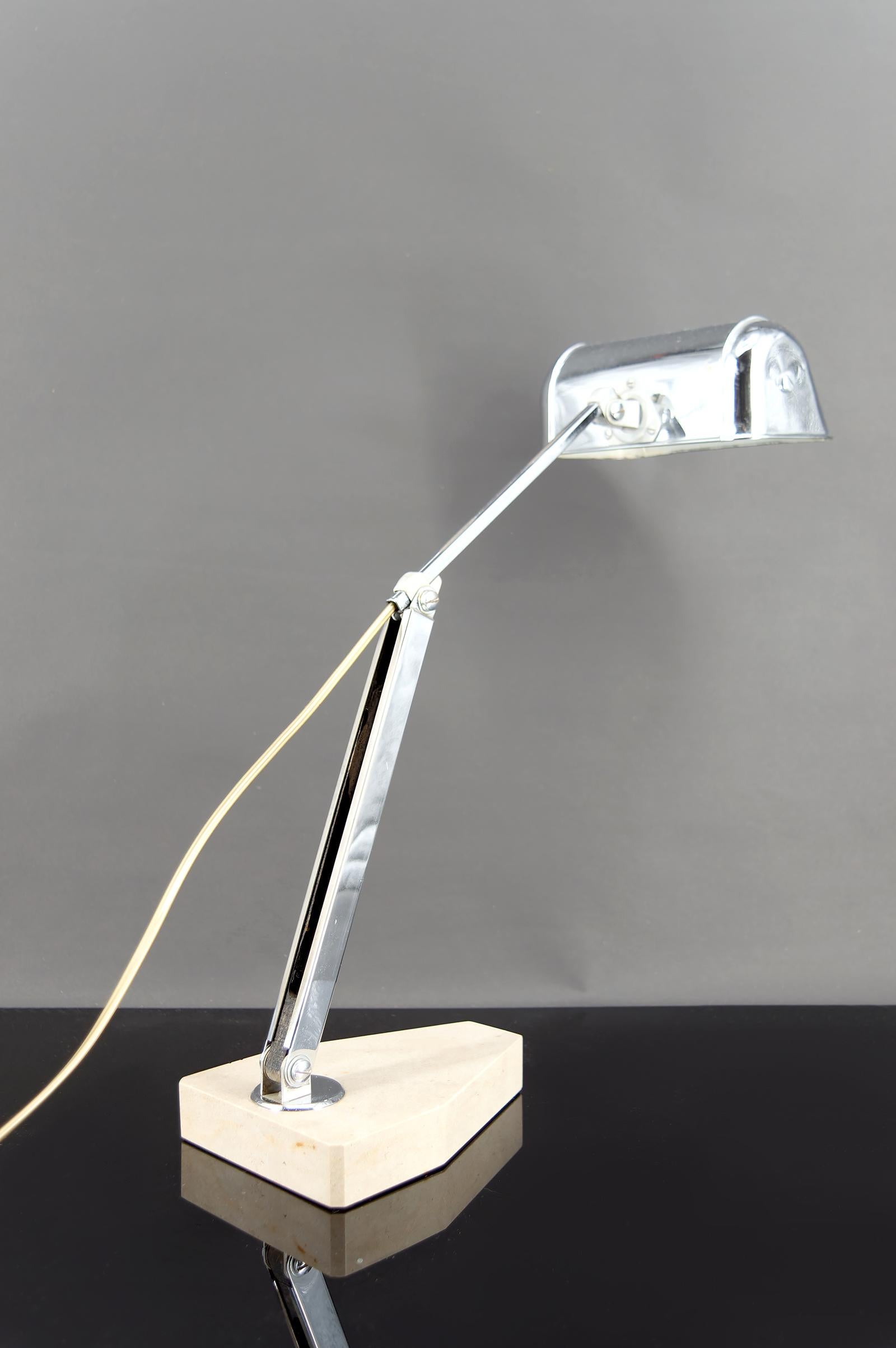 Importante lampada da scrivania Art Deco, cromo, alluminio e marmo, design modernista 1930 In condizioni buone in vendita a VÉZELAY, FR