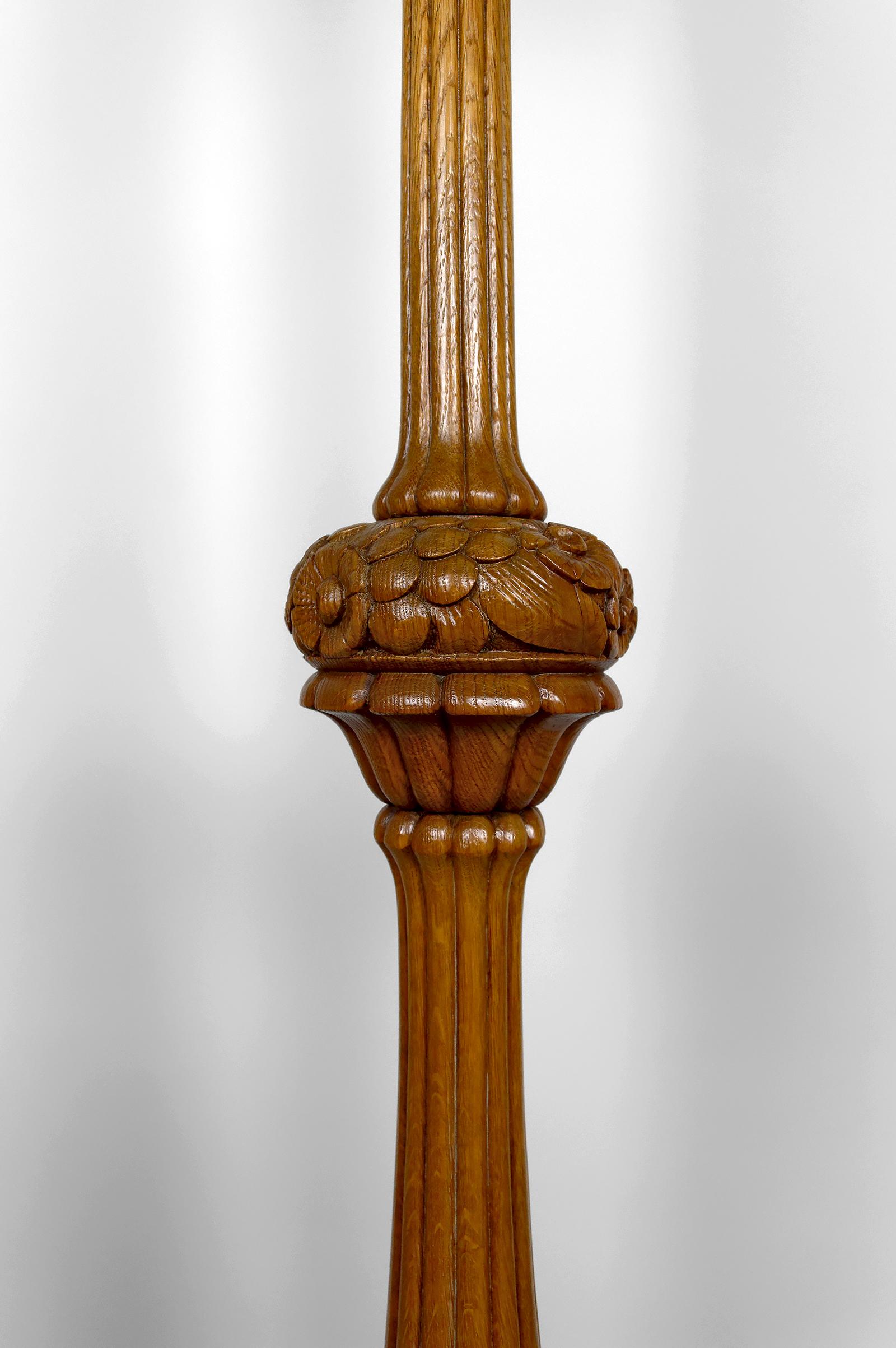 Importante lampada da terra Art Carved in quercia intagliata, Francia, CIRCA 1920 in vendita 4
