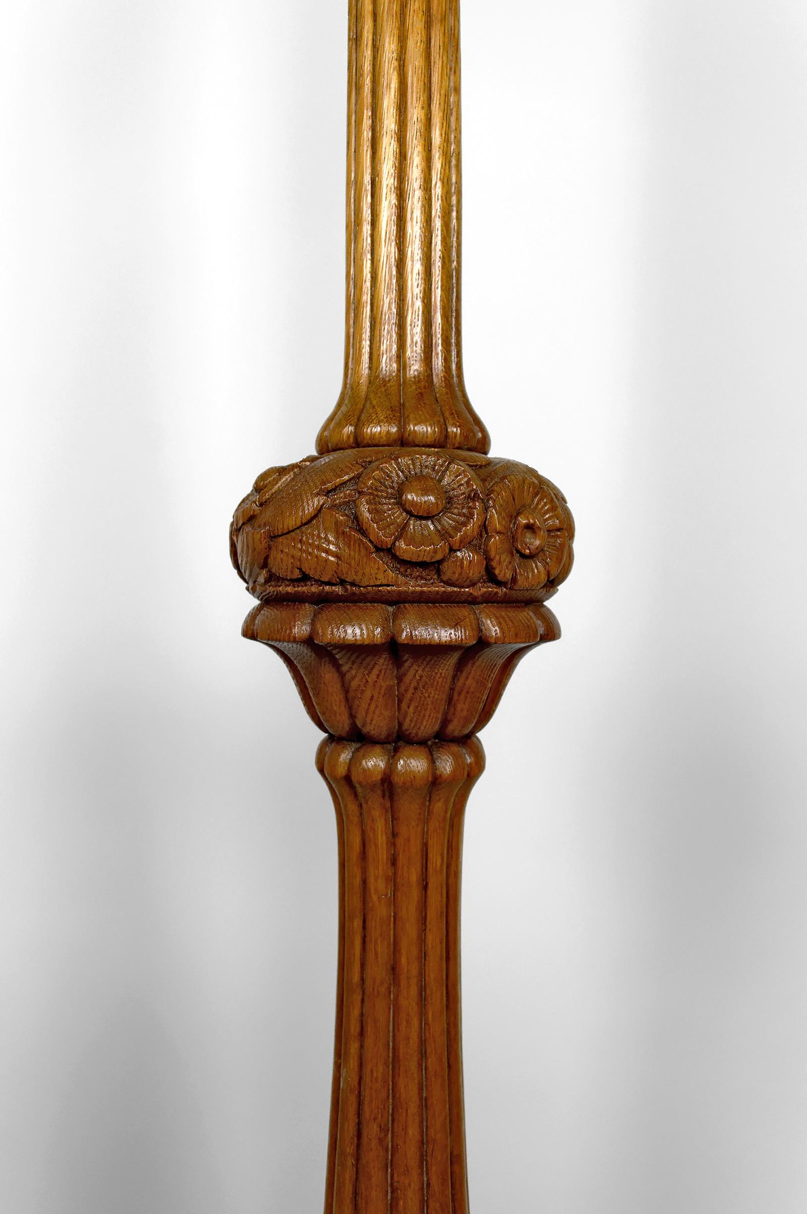 Importante lampada da terra Art Carved in quercia intagliata, Francia, CIRCA 1920 in vendita 5