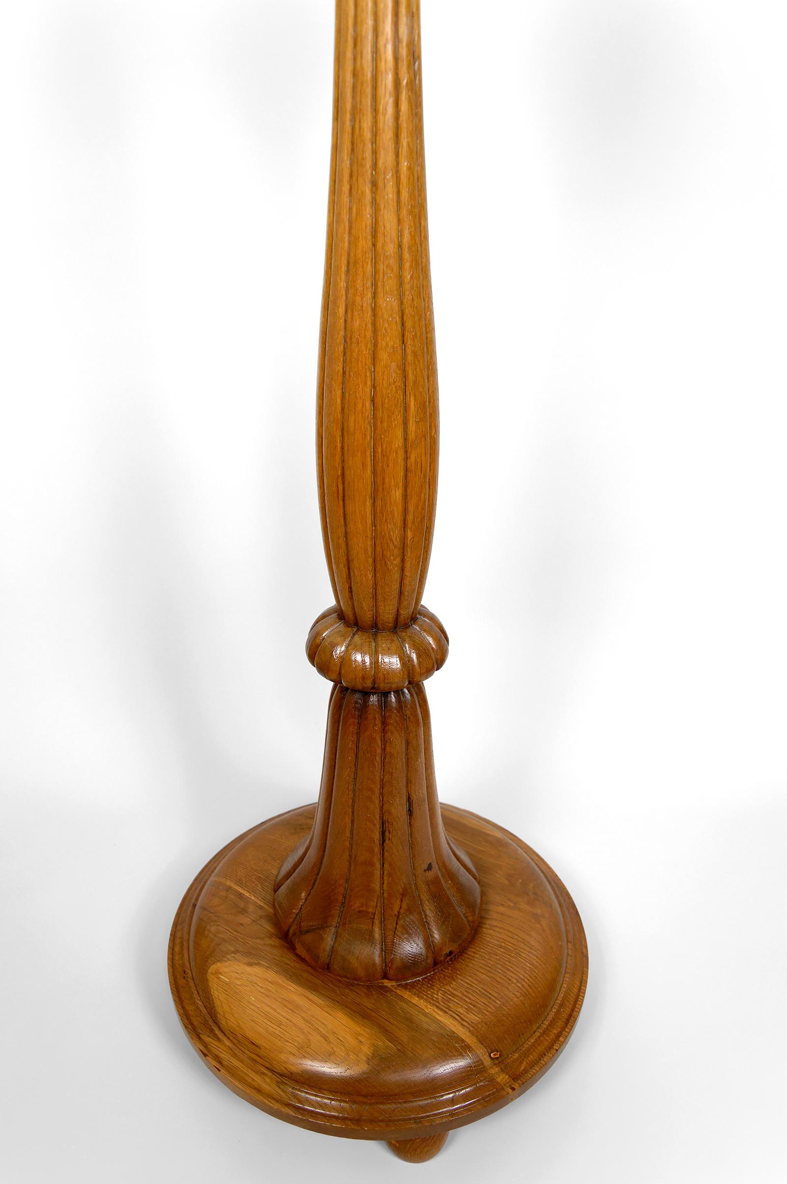 Importante lampada da terra Art Carved in quercia intagliata, Francia, CIRCA 1920 in vendita 8