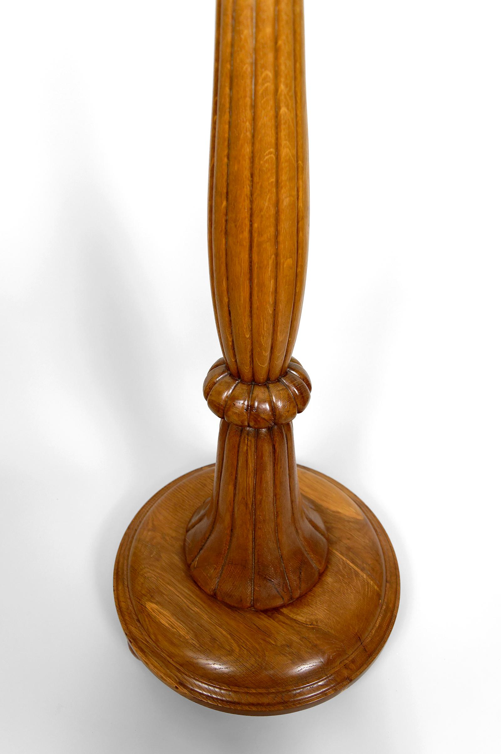 Importante lampada da terra Art Carved in quercia intagliata, Francia, CIRCA 1920 in vendita 9