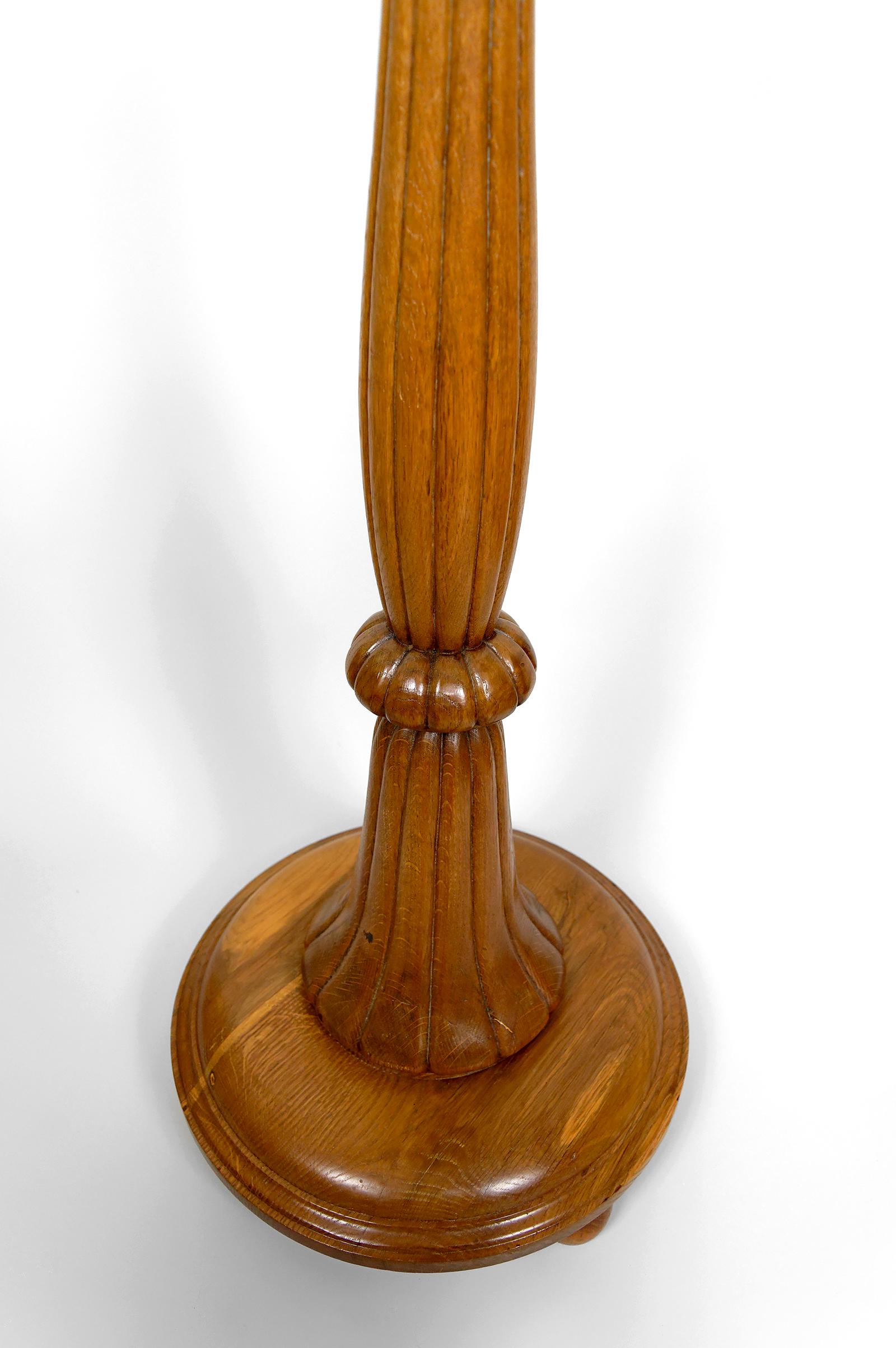 Importante lampada da terra Art Carved in quercia intagliata, Francia, CIRCA 1920 in vendita 10
