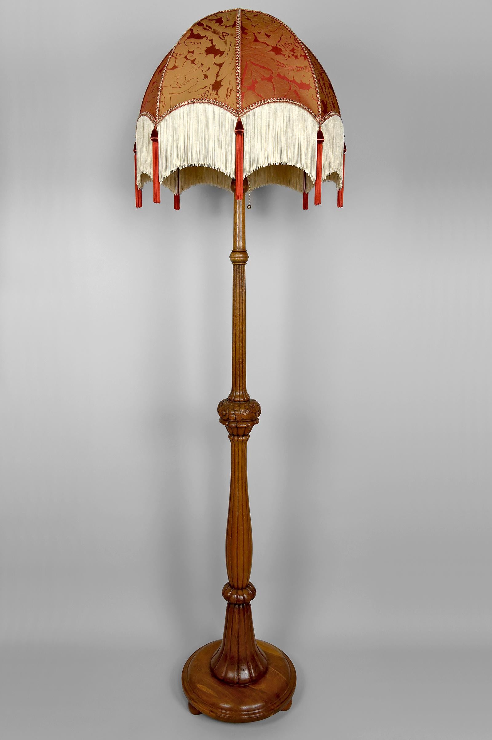Art Déco Importante lampada da terra Art Carved in quercia intagliata, Francia, CIRCA 1920 in vendita