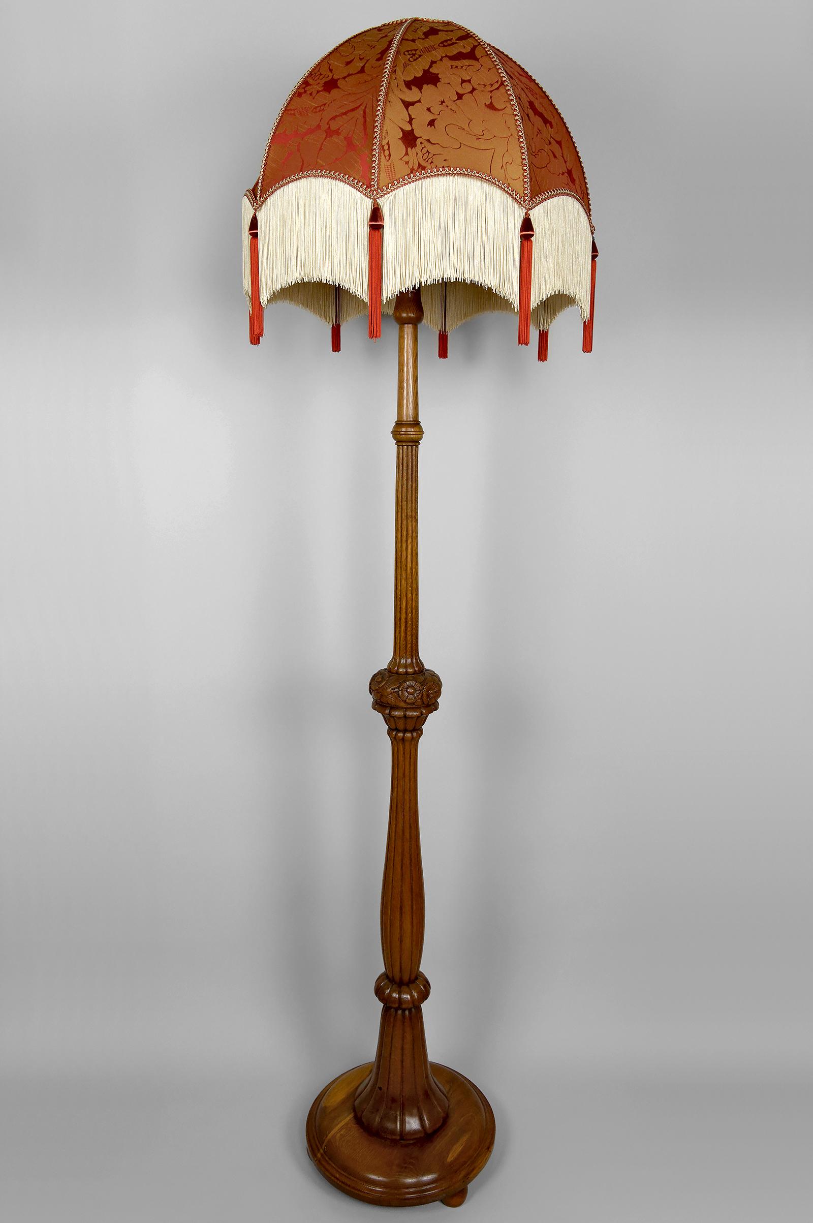 Francese Importante lampada da terra Art Carved in quercia intagliata, Francia, CIRCA 1920 in vendita