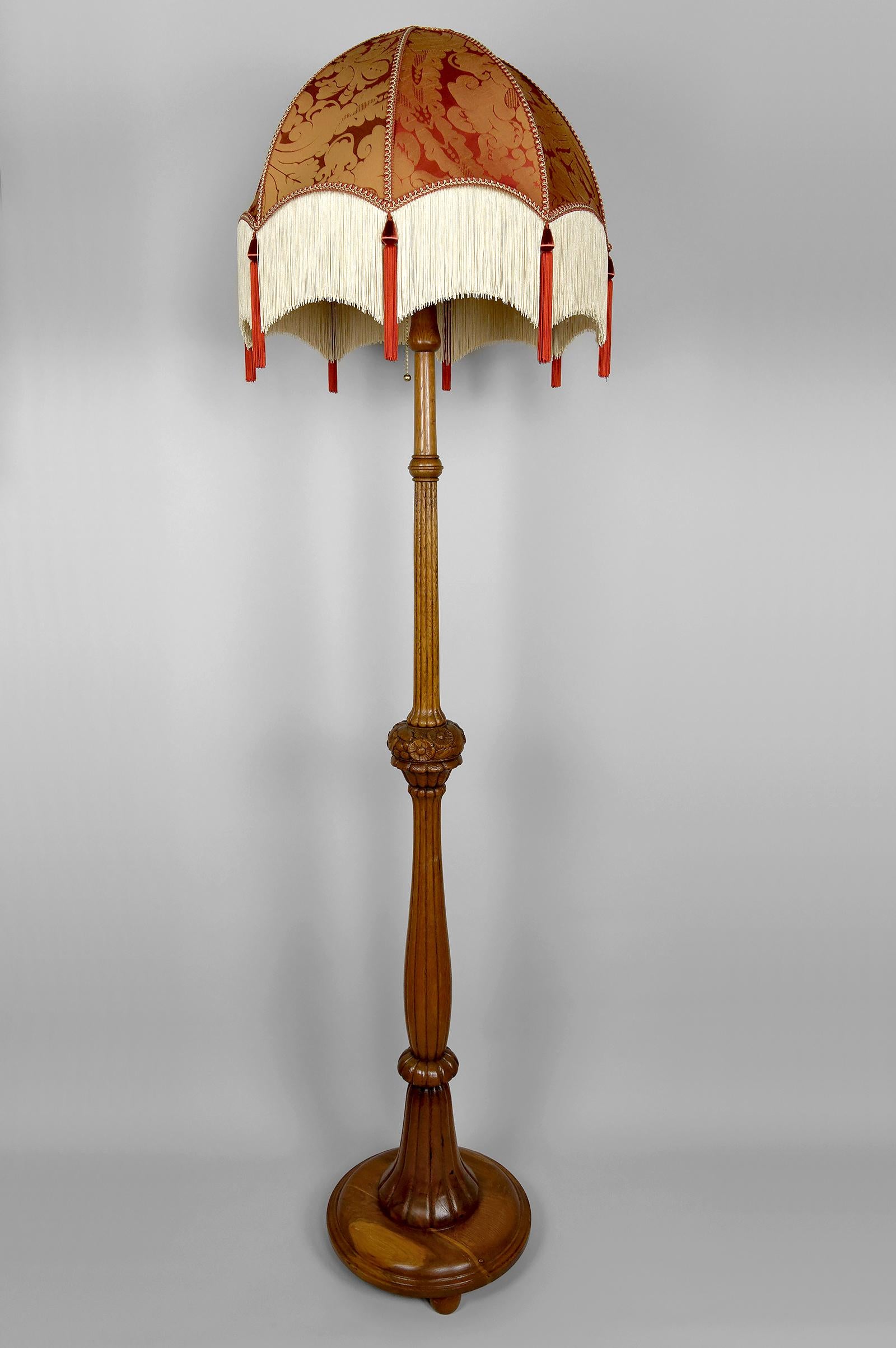 Intagliato Importante lampada da terra Art Carved in quercia intagliata, Francia, CIRCA 1920 in vendita
