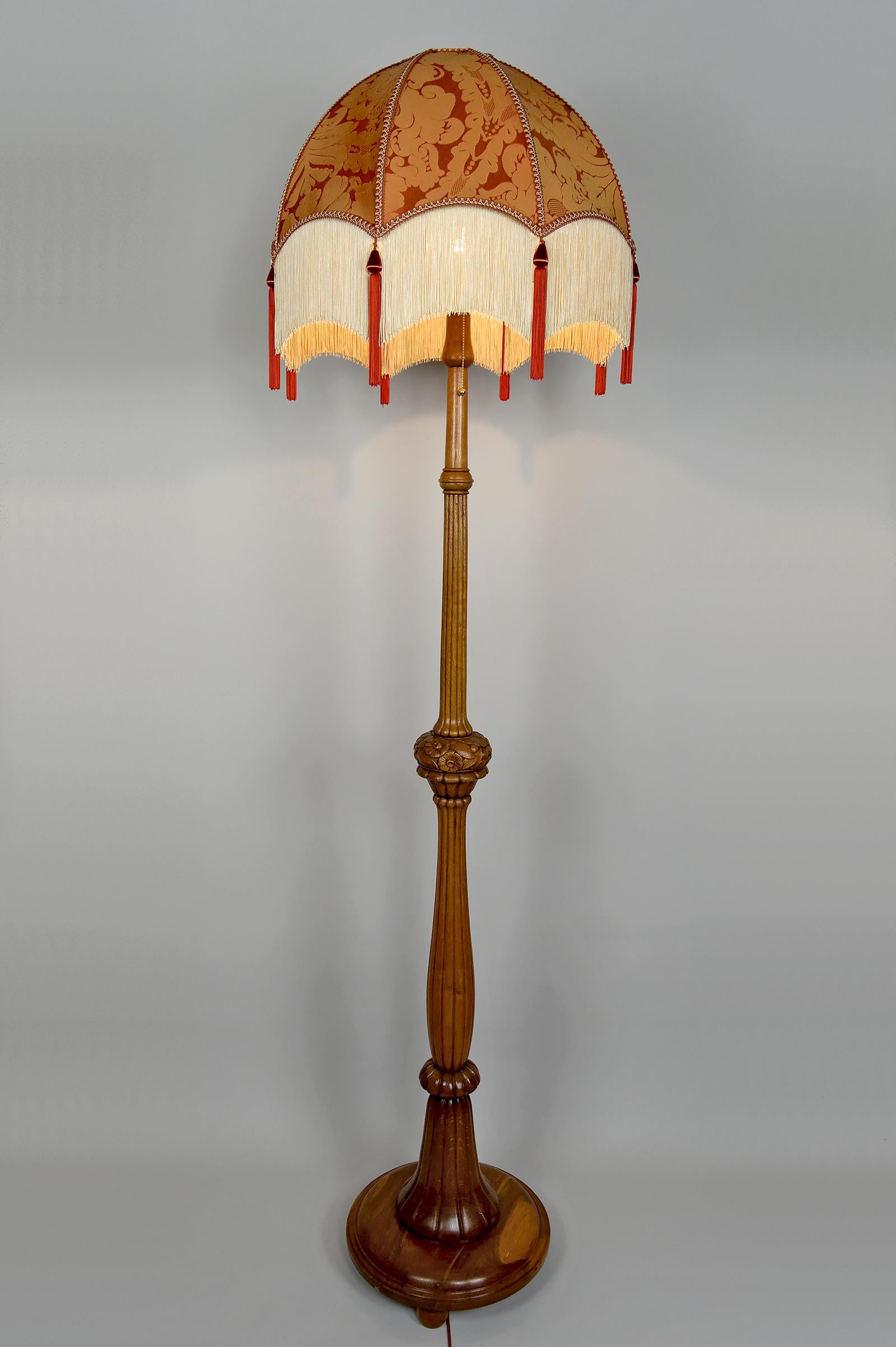Importante lampada da terra Art Carved in quercia intagliata, Francia, CIRCA 1920 In condizioni ottime in vendita a VÉZELAY, FR