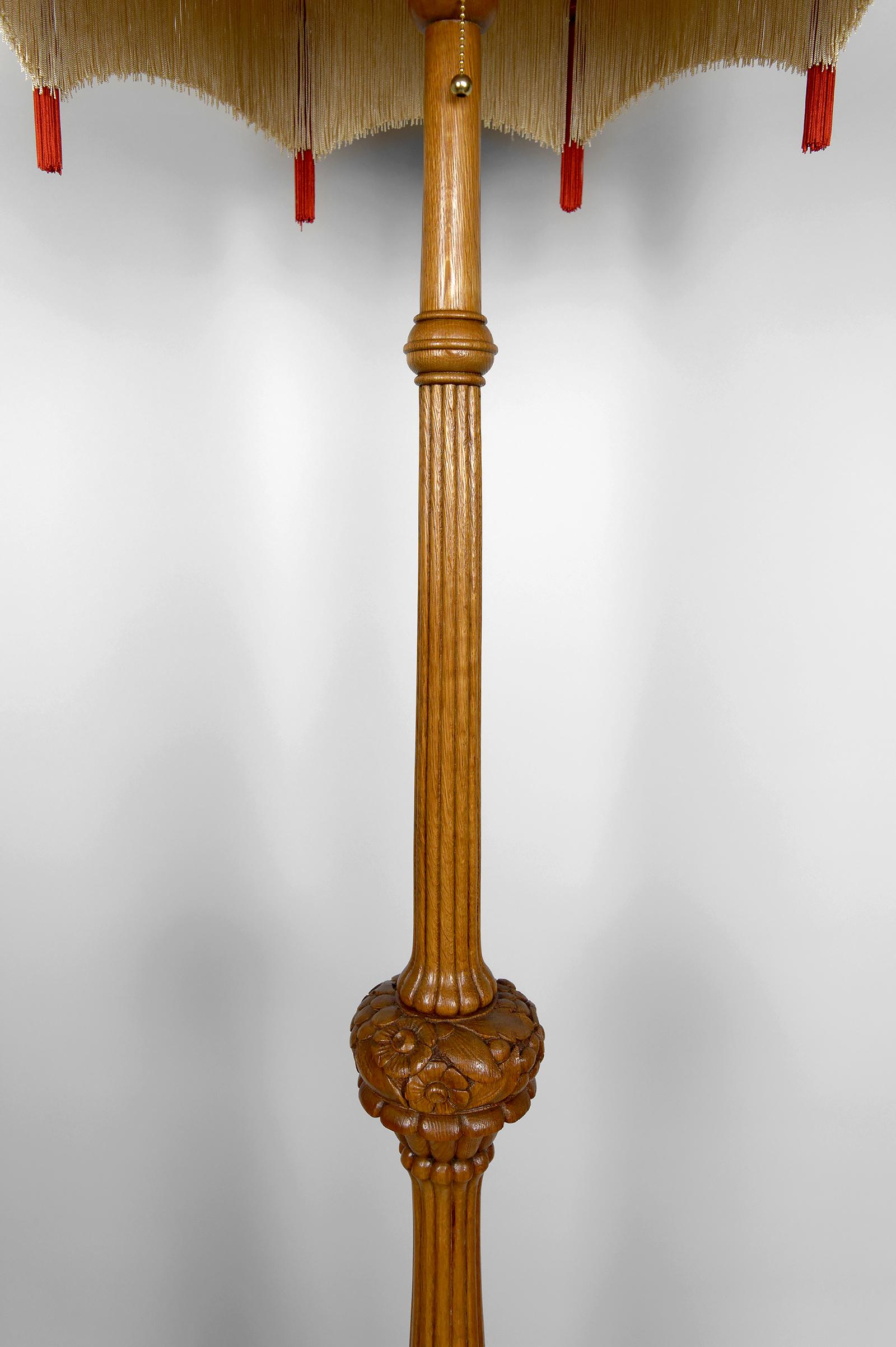 Inizio XX secolo Importante lampada da terra Art Carved in quercia intagliata, Francia, CIRCA 1920 in vendita