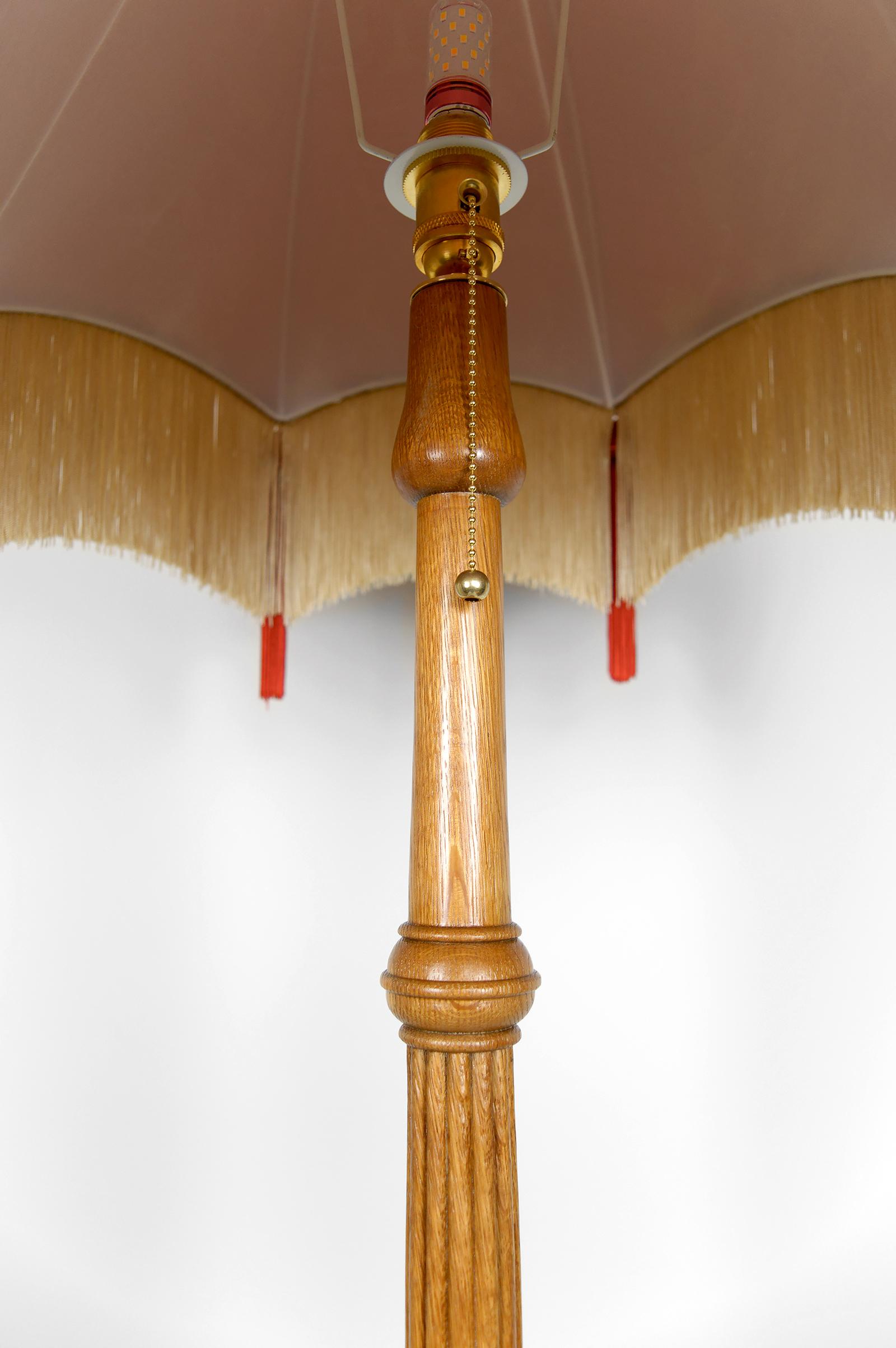 Tessuto Importante lampada da terra Art Carved in quercia intagliata, Francia, CIRCA 1920 in vendita