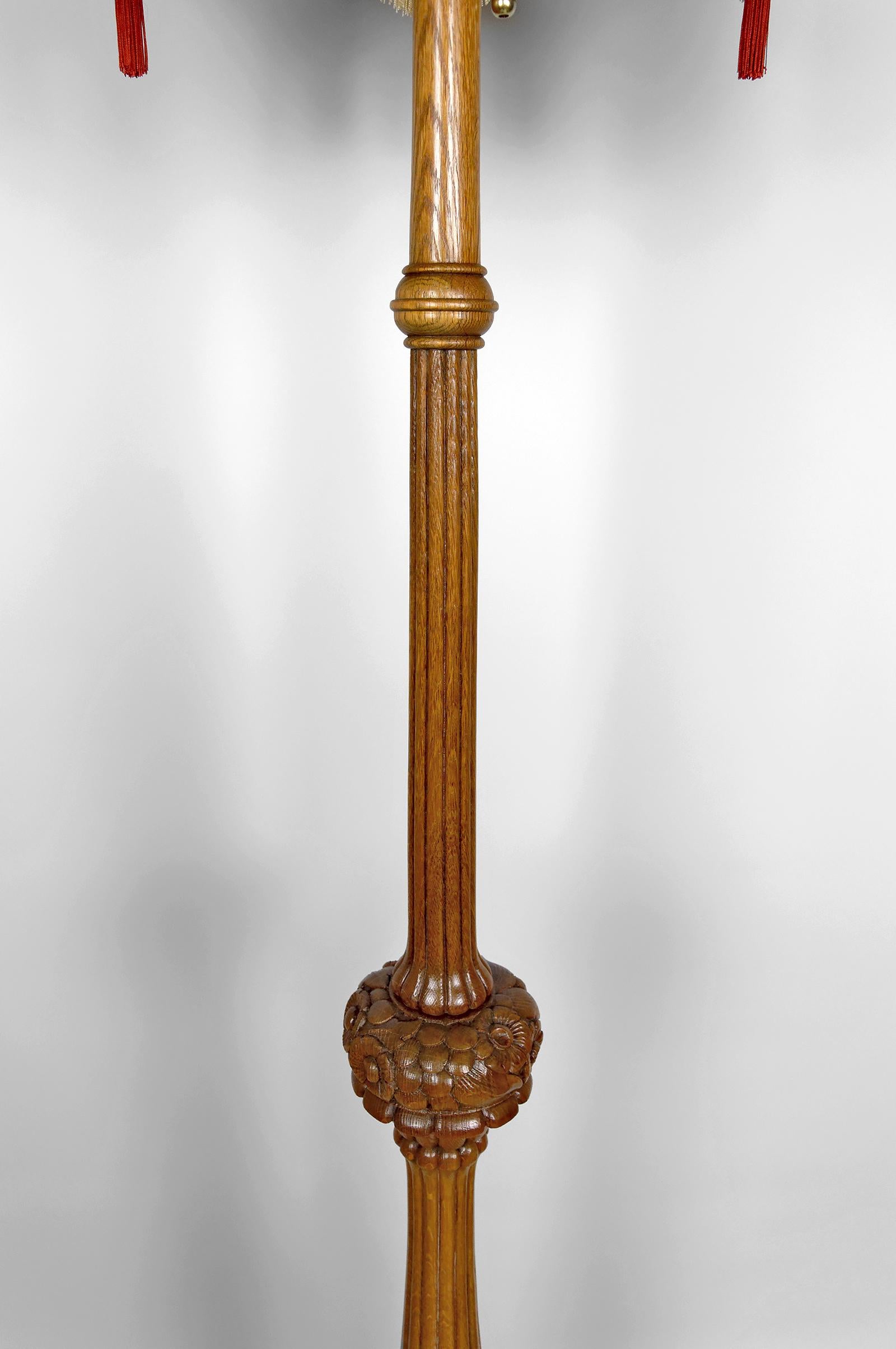 Importante lampada da terra Art Carved in quercia intagliata, Francia, CIRCA 1920 in vendita 1