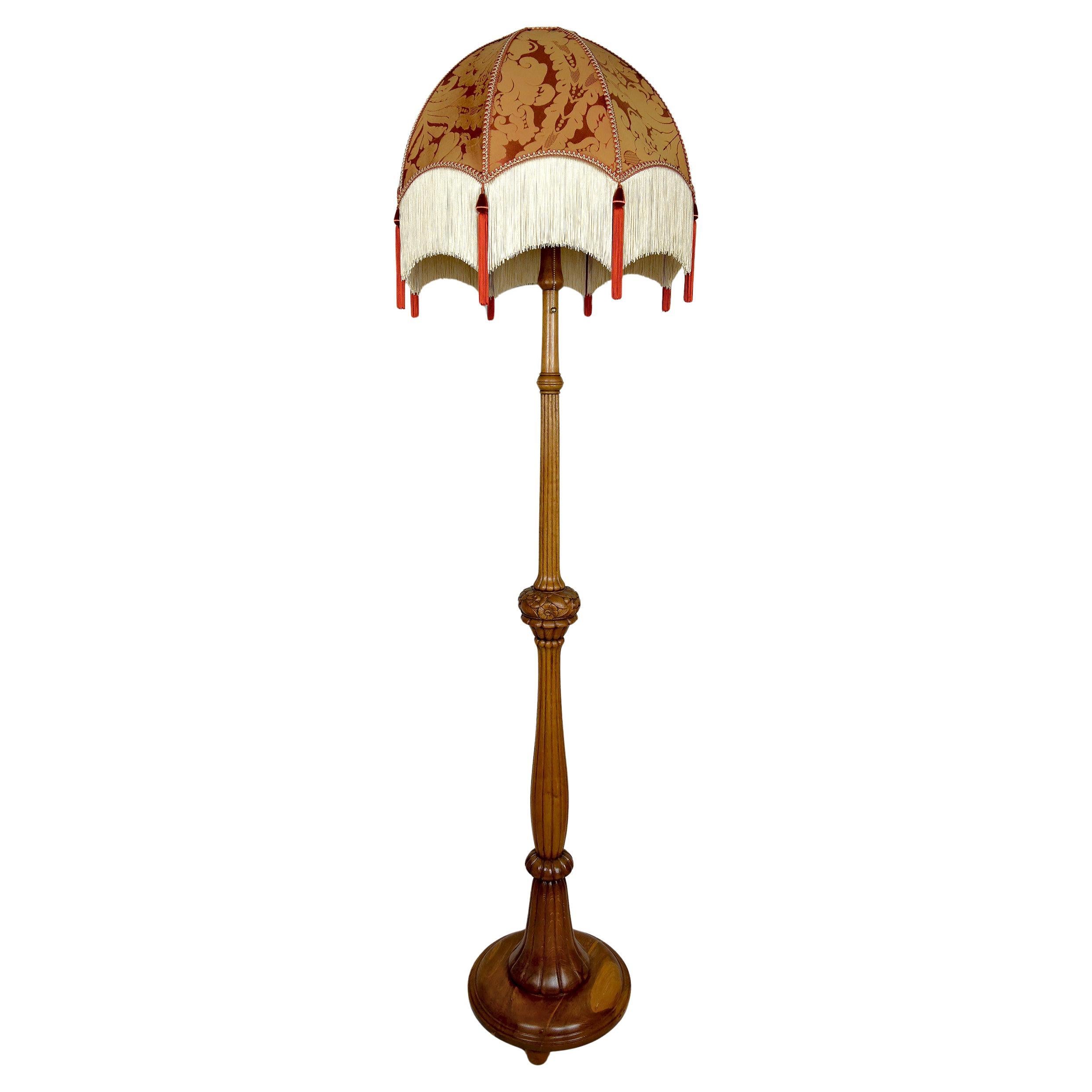 Important lampadaire Art déco en chêne sculpté, France, vers 1920