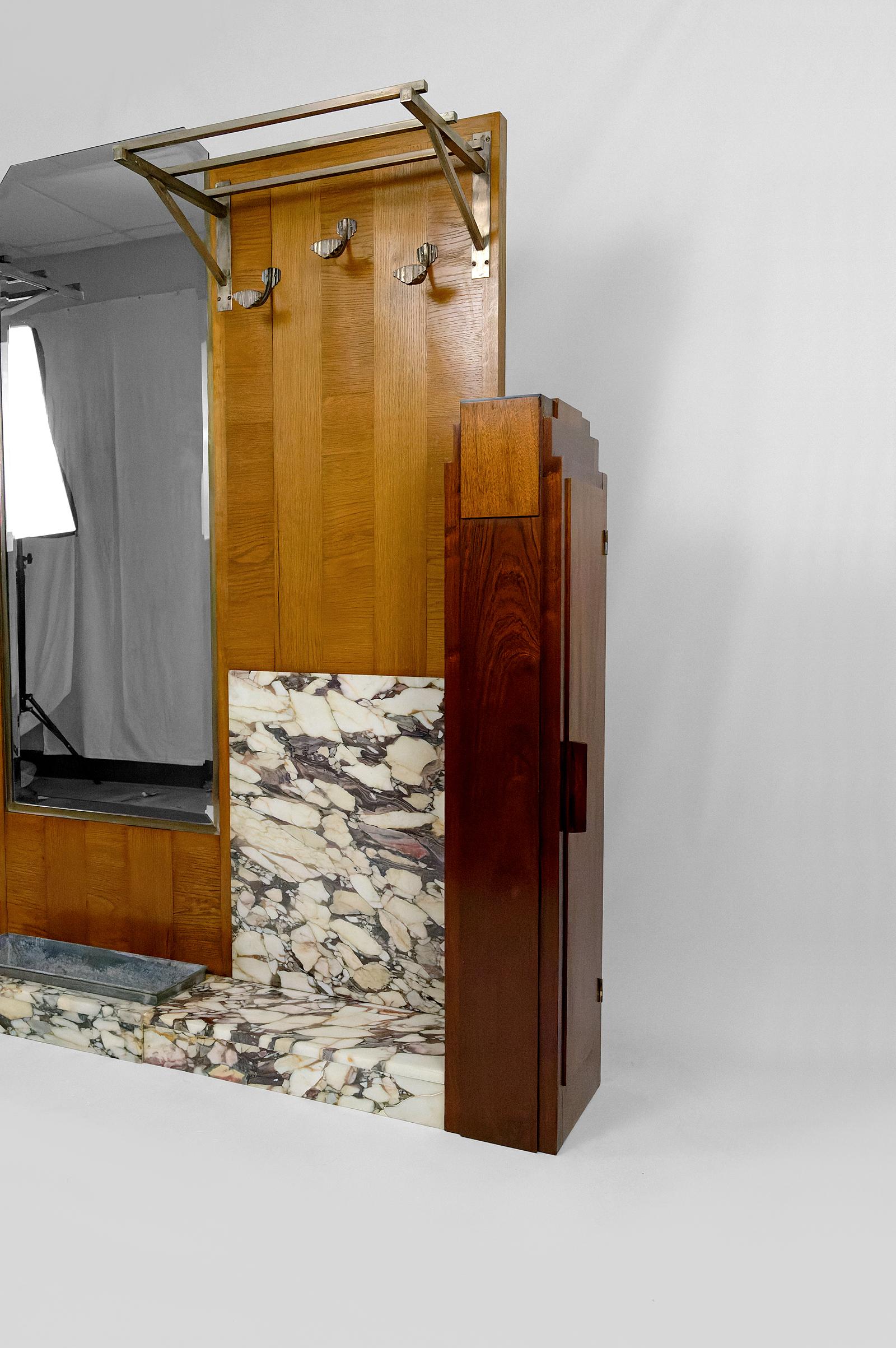 Important Art Deco Hall cabinet / coat stand in oak, marble and mahogany, 1920's For Sale 7