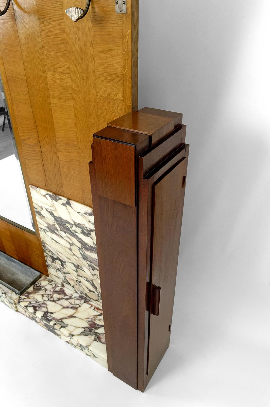 Important Art Deco Hall cabinet / coat stand in oak, marble and mahogany, 1920's For Sale 9