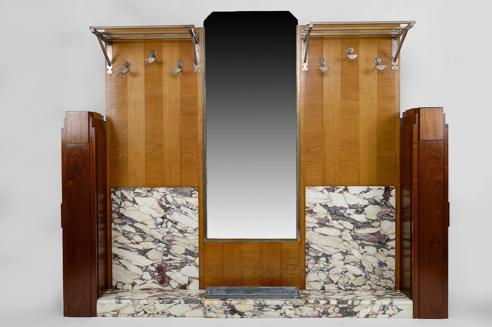 Important Art Deco hall cabinet / coat stand hatstand /hatrack / coat rack / coat stand /hall tree composed of:
- in the center, a large beveled mirror and a zinc tray;
- on each side, 2 hat racks and 3 hooks fixed on veneered oak panels, on a