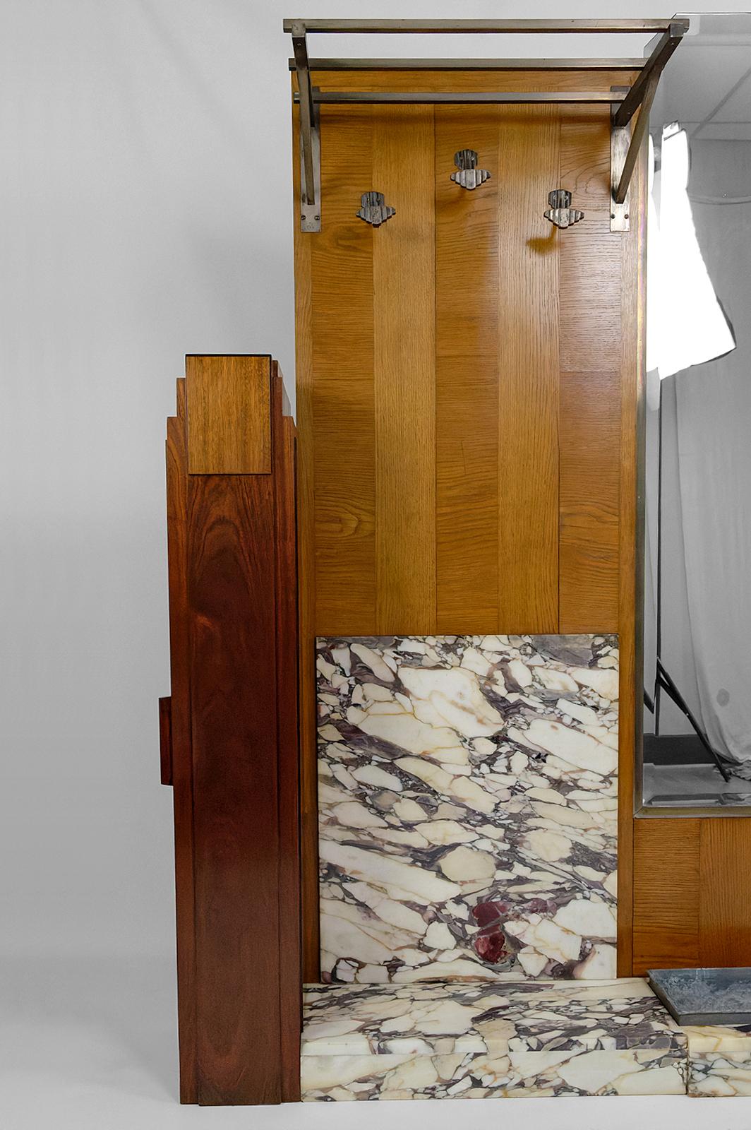 Wichtiger Art Deco Garderobenschrank aus Eiche, Marmor und Mahagoni, 1920er Jahre (Art déco) im Angebot