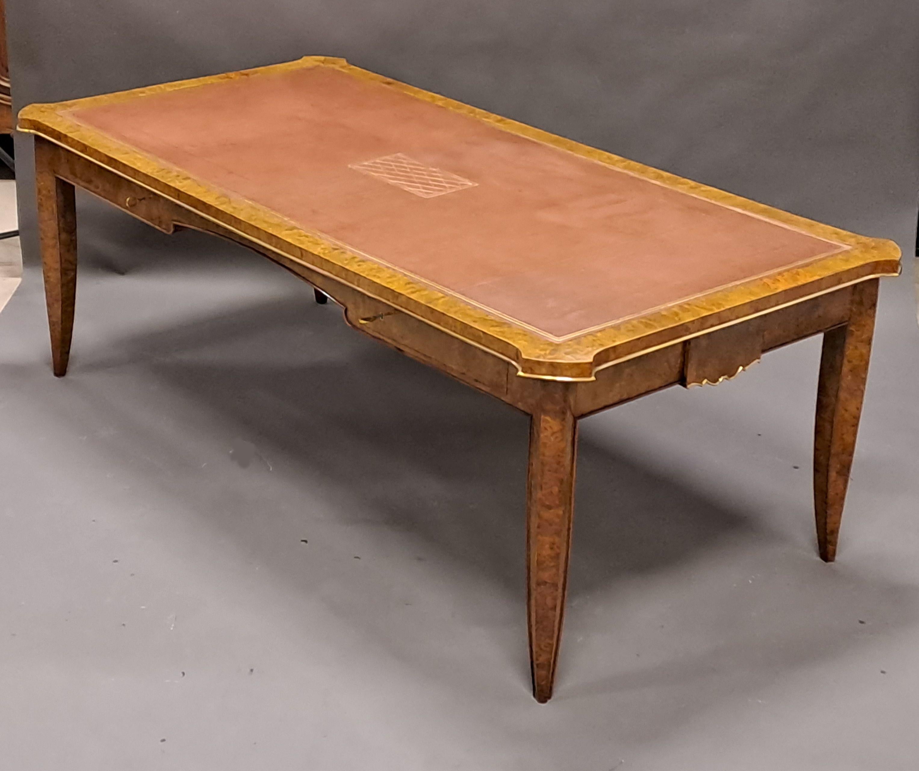 DOMIN André (1883-1962) and GENEVRIERE Marcel (1885-1967) for Maison DOMINIQUE

Magnificent flat desk in presidential format in thuja burl veneer designed by André DOMIN and Marcel GENEVRIERE, the famous art deco decorators for Maison DOMINIQUE in