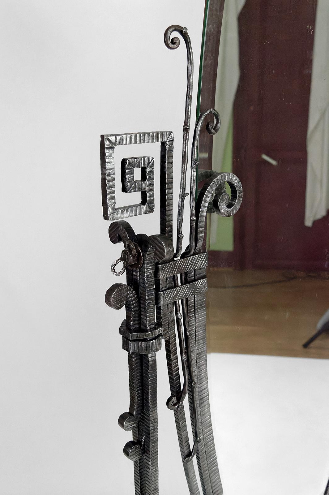 Wichtiger Art-Déco- Psyche-/Cheval-Stehspiegel aus Schmiedeeisen, Frankreich, 1920er Jahre (Frühes 20. Jahrhundert) im Angebot